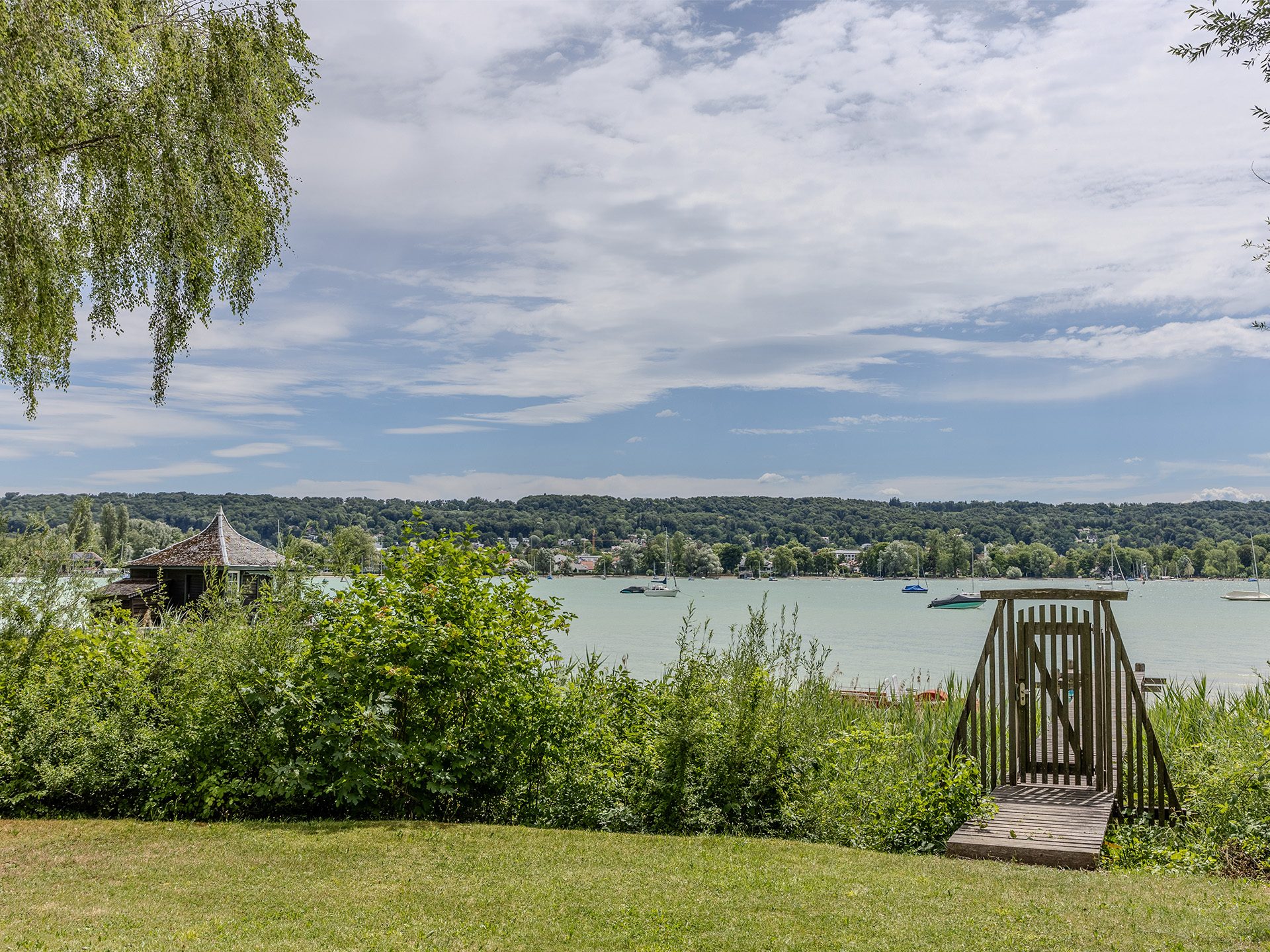 Veltrup Immobilien - Immobilienangebot - Herrsching am Ammersee - Wohnen - HOCHWERTIG SANIERTES 1-ZIMMER APARTMENT MIT SCHWIMMBAD, SAUNA UND PRIVATEM BADESTEG