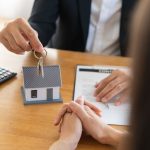 Gespräch zu Kaufnebenkosten beim Immobilienkauf