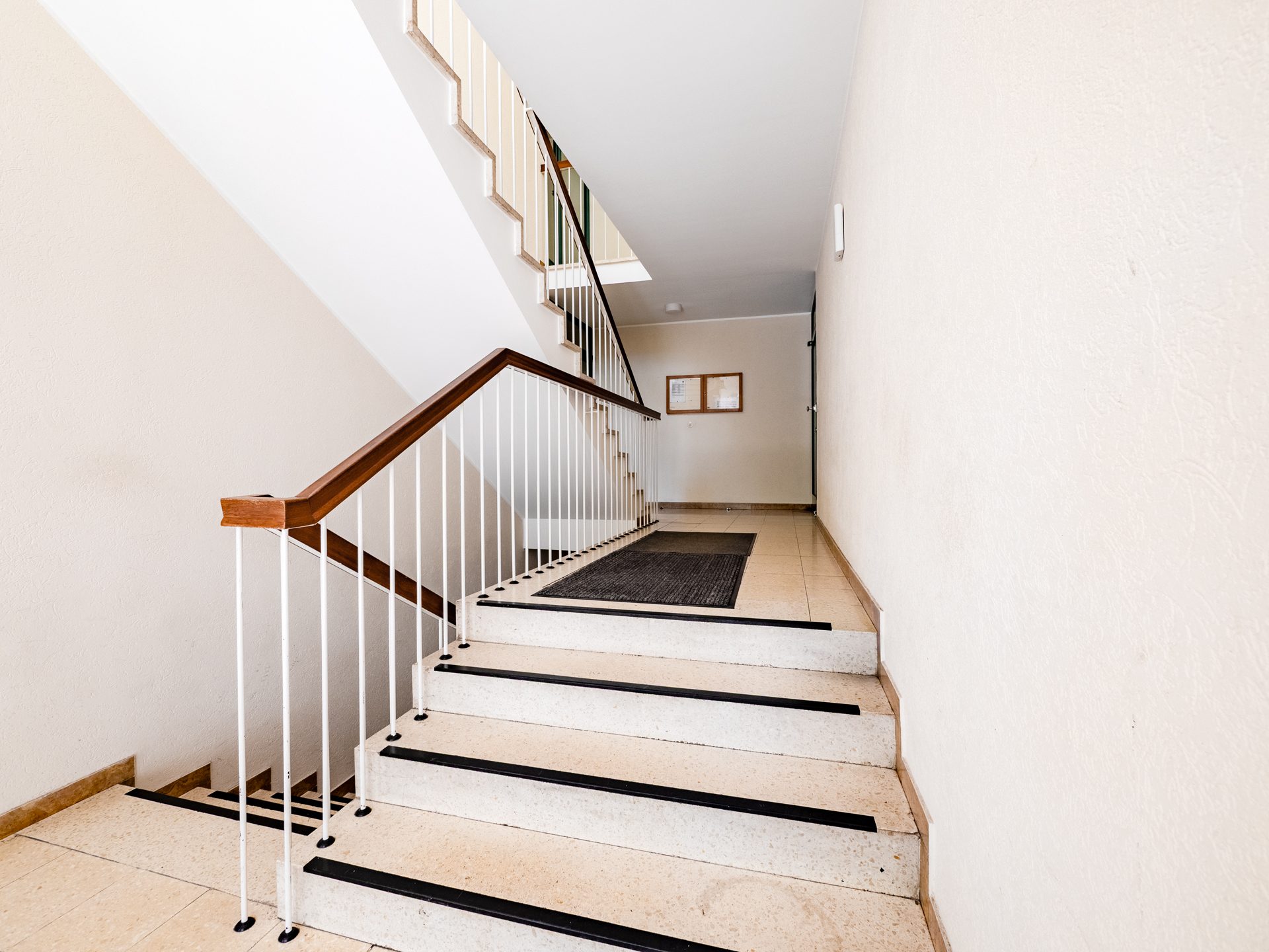 Veltrup Immobilien - Immobilienangebot - München / Laim - Wohnen - SOLIDE KAPITALANLAGE IM MÜNCHNER WESTEN:
LANGFRISTIG VERMIETETE 2,5-ZIMMER-WOHNUNG