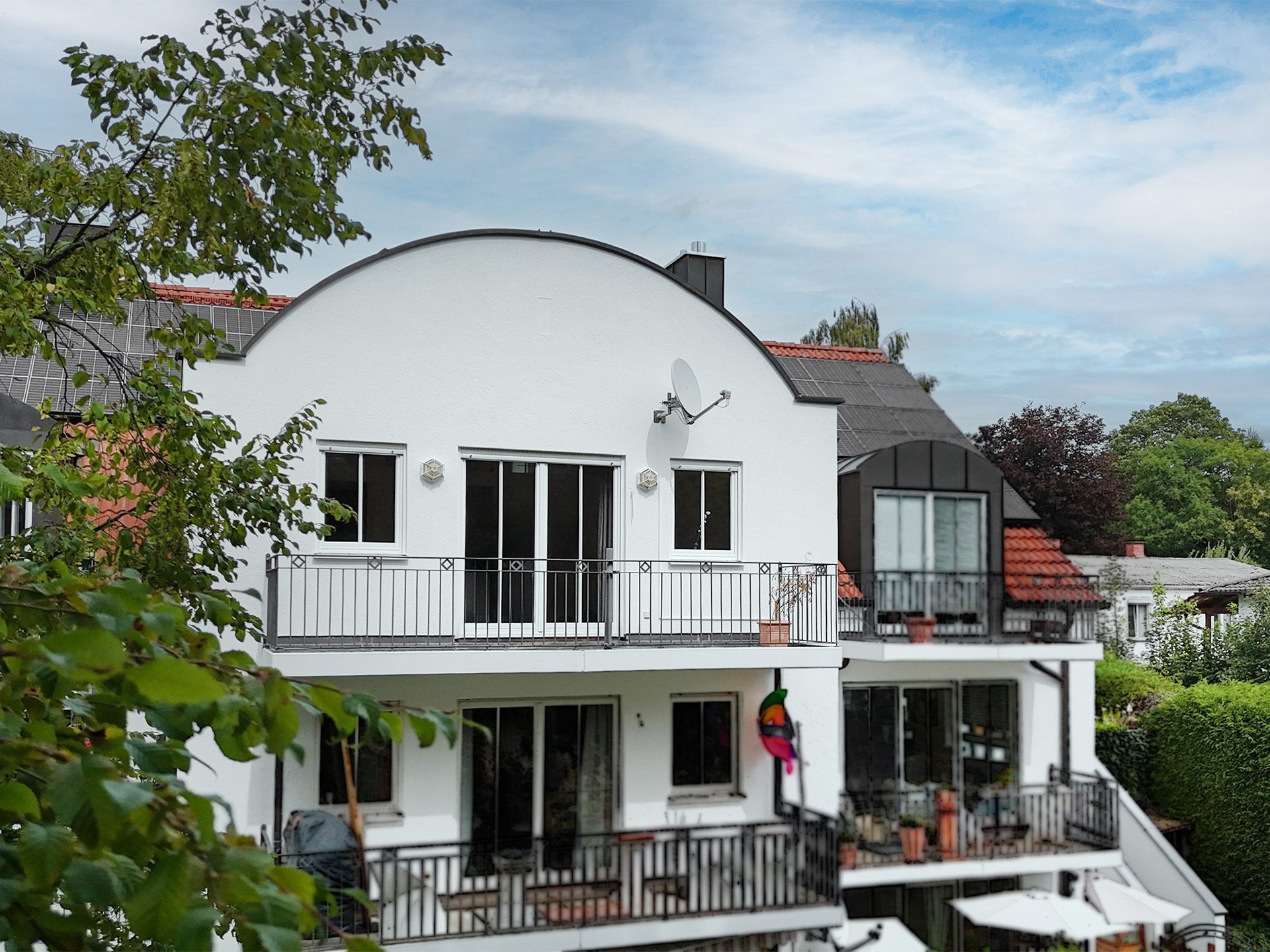 Veltrup Immobilien - Immobilienangebot - Greifenberg - Wohnen - MEHR ALS EIN ZIMMER - HELLE DACHGESCHOSSWOHNUNG MIT GALERIE & BALKON IM GRÜNEN
