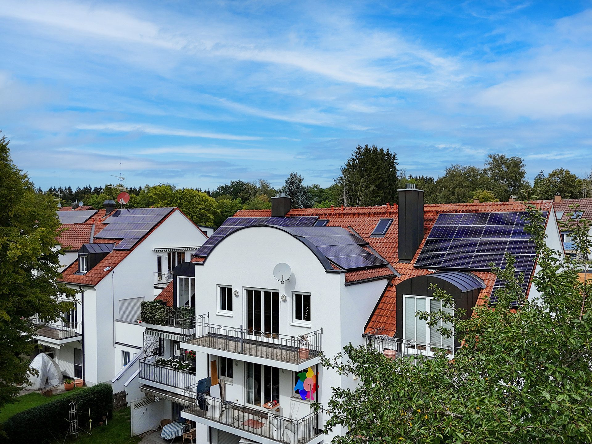 Veltrup Immobilien - Immobilienangebot - Greifenberg - Wohnen - MEHR ALS EIN ZIMMER - HELLE DACHGESCHOSSWOHNUNG MIT GALERIE & BALKON IM GRÜNEN