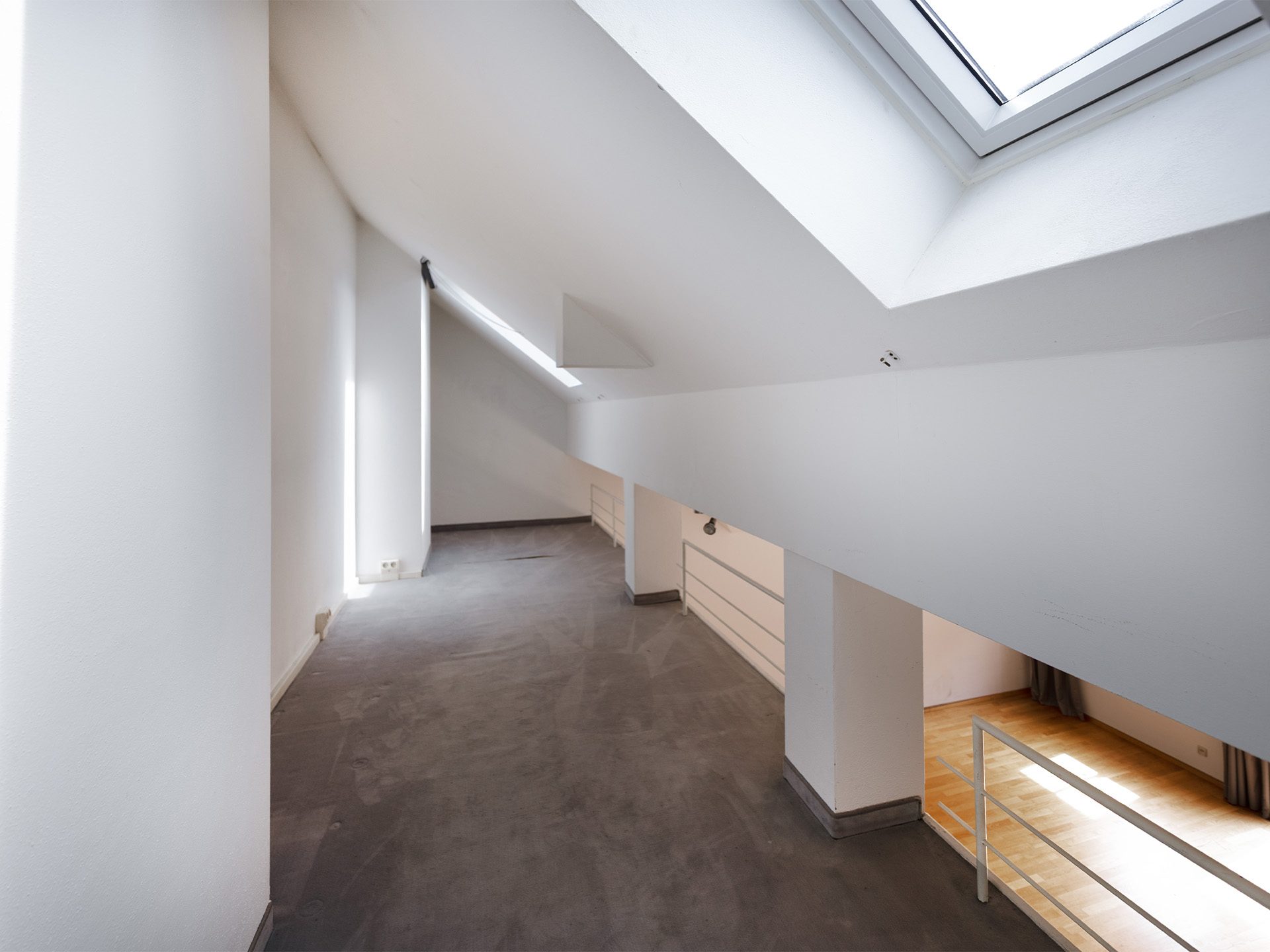 Veltrup Immobilien - Immobilienangebot - Greifenberg - Wohnen - MEHR ALS EIN ZIMMER - HELLE DACHGESCHOSSWOHNUNG MIT GALERIE & BALKON IM GRÜNEN