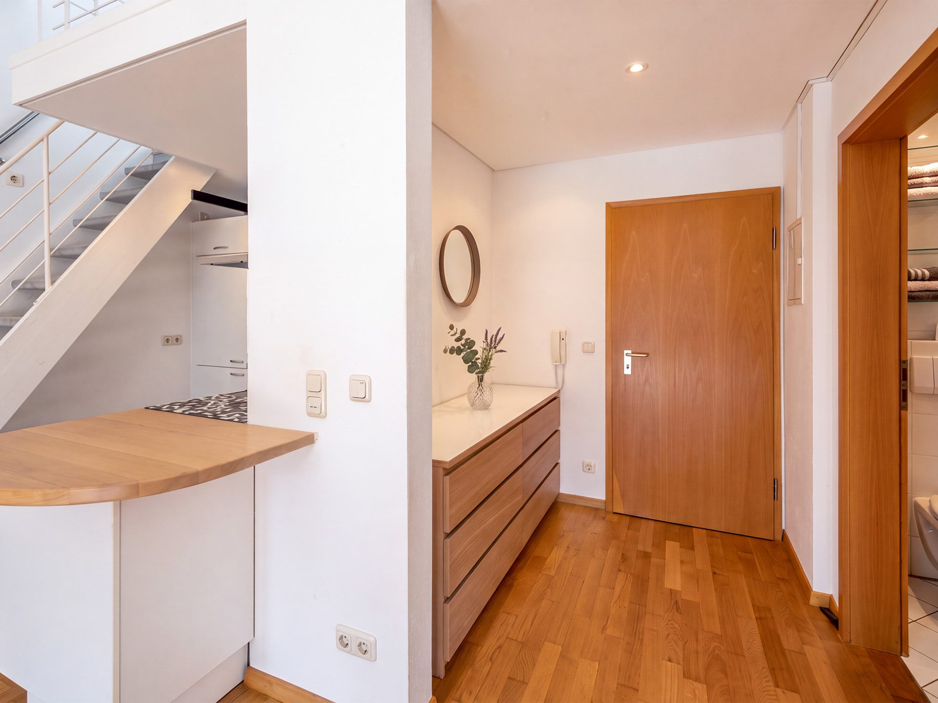 Veltrup Immobilien - Immobilienangebot - Greifenberg - Wohnen - MEHR ALS EIN ZIMMER - HELLE DACHGESCHOSSWOHNUNG MIT GALERIE & BALKON IM GRÜNEN