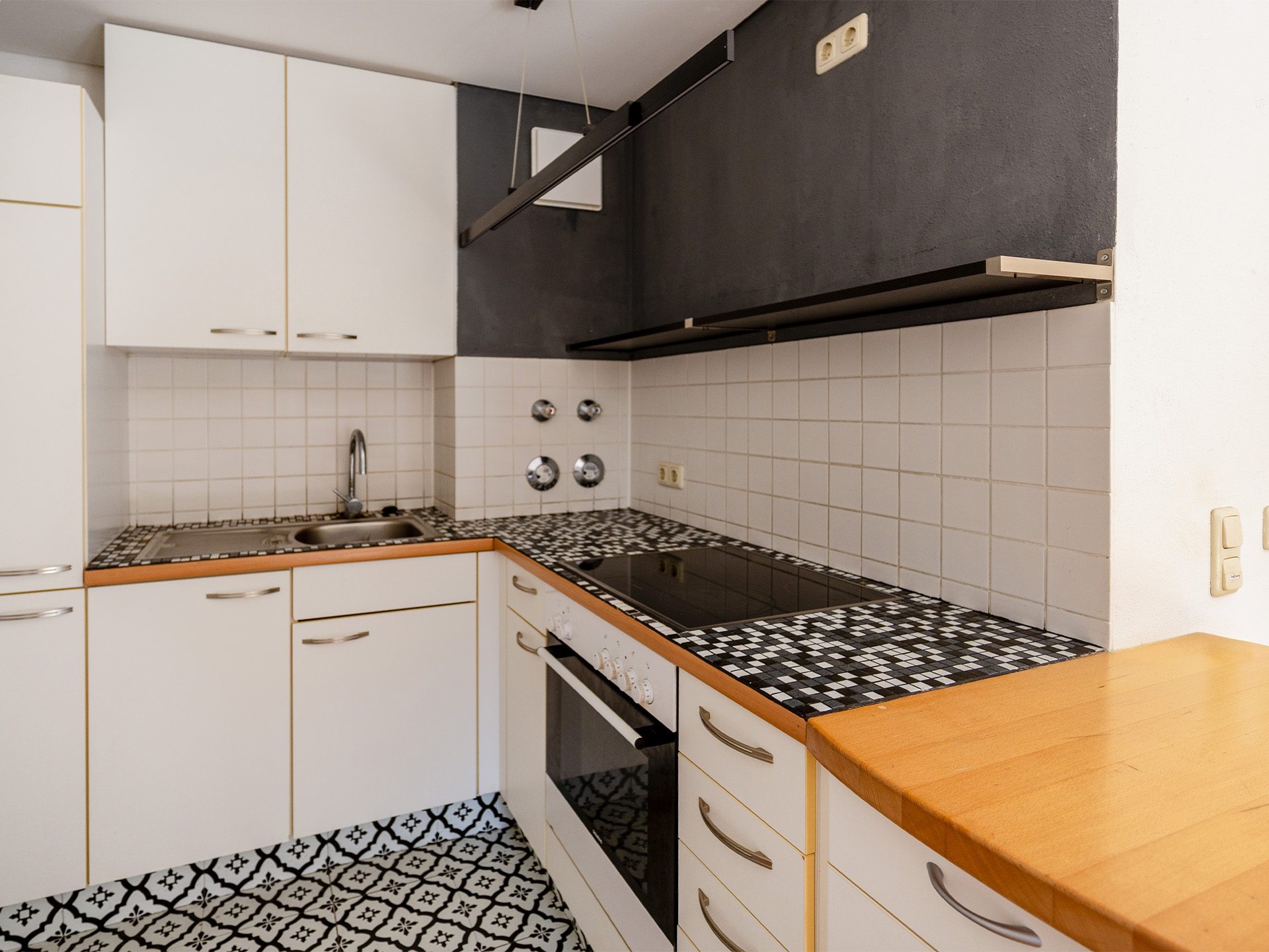 Veltrup Immobilien - Immobilienangebot - Greifenberg - Wohnen - MEHR ALS EIN ZIMMER - HELLE DACHGESCHOSSWOHNUNG MIT GALERIE & BALKON IM GRÜNEN