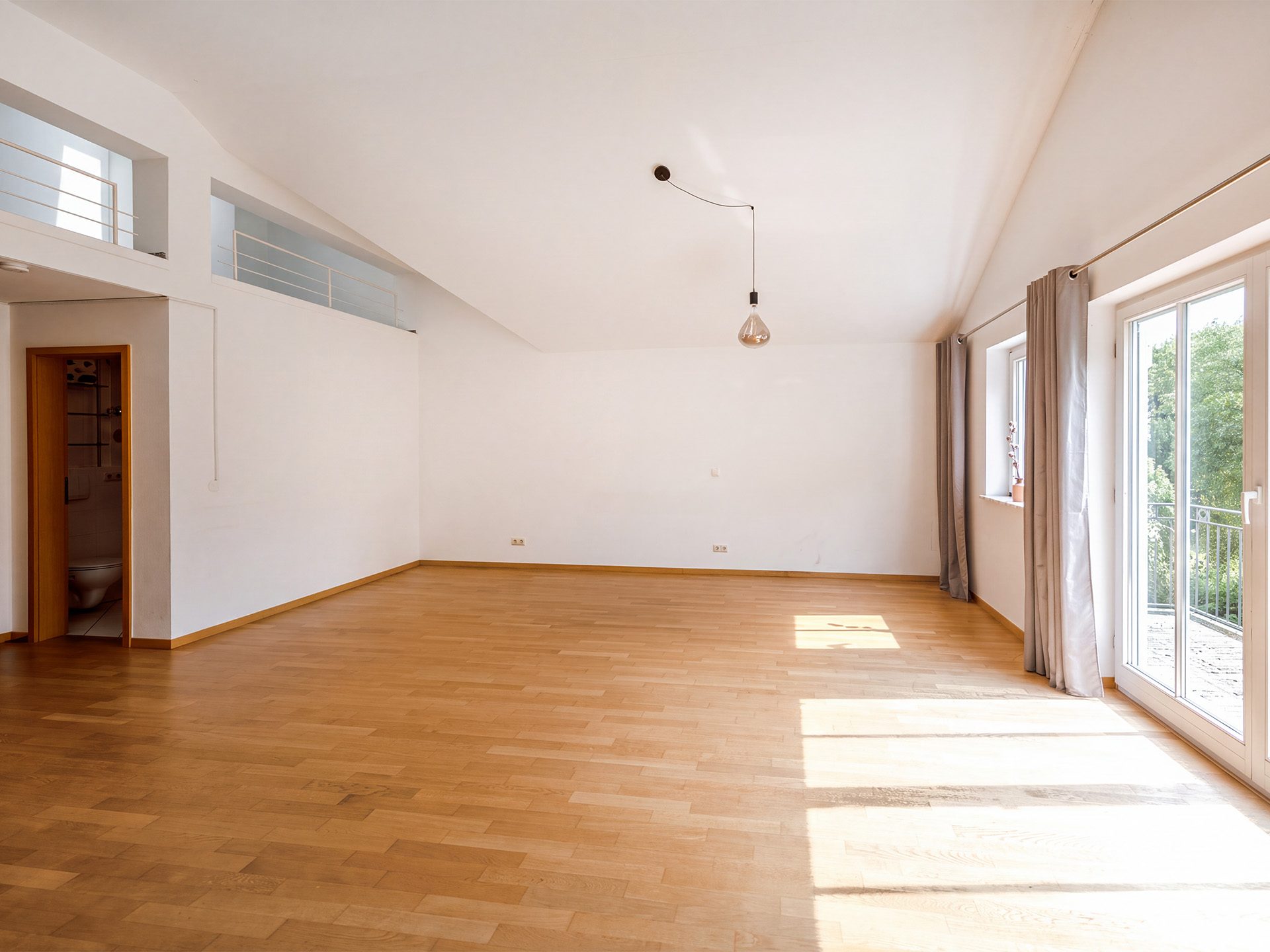 Veltrup Immobilien - Immobilienangebot - Greifenberg - Wohnen - MEHR ALS EIN ZIMMER - HELLE DACHGESCHOSSWOHNUNG MIT GALERIE & BALKON IM GRÜNEN