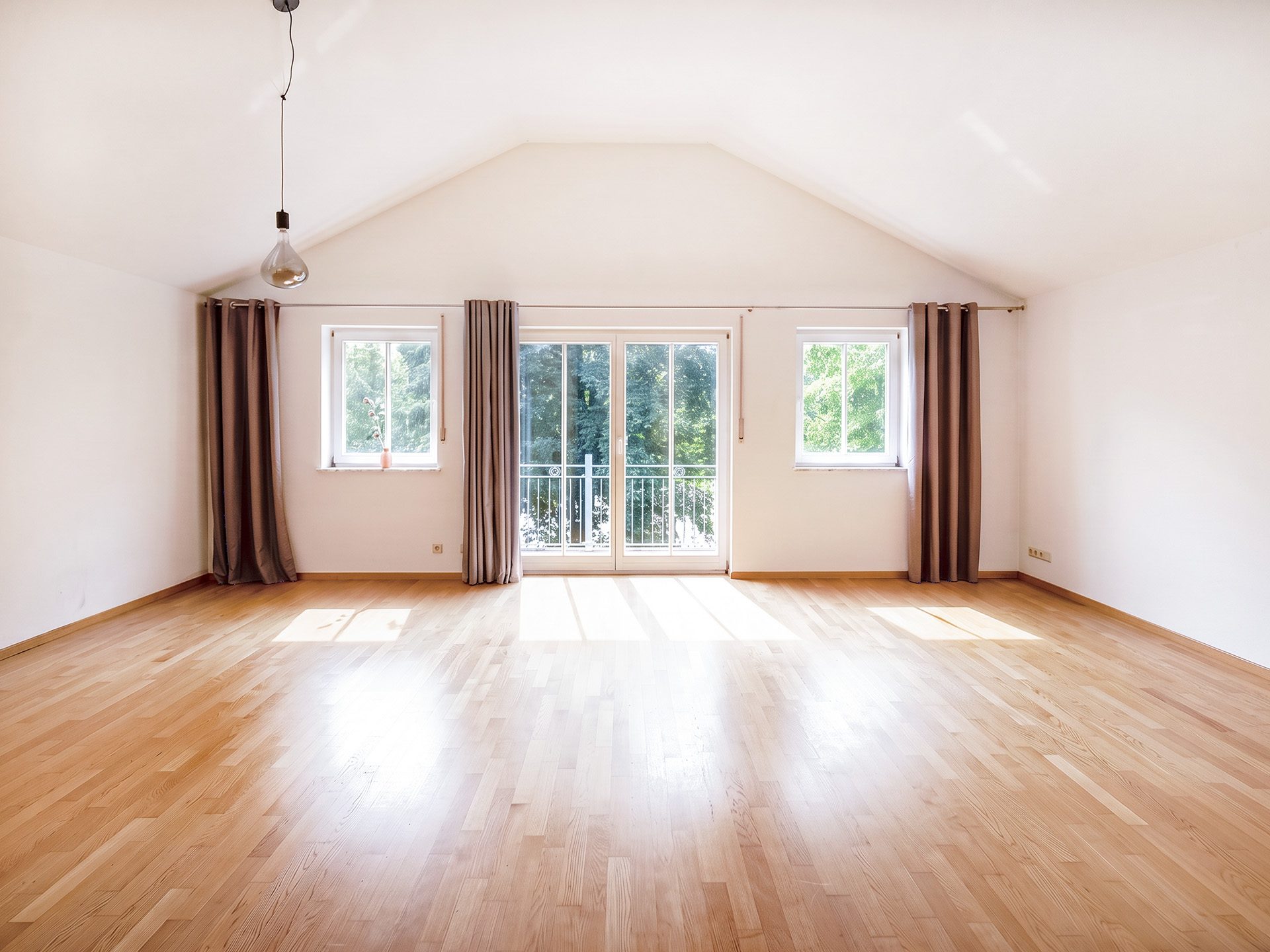 Veltrup Immobilien - Immobilienangebot - Greifenberg - Wohnen - MEHR ALS EIN ZIMMER - HELLE DACHGESCHOSSWOHNUNG MIT GALERIE & BALKON IM GRÜNEN