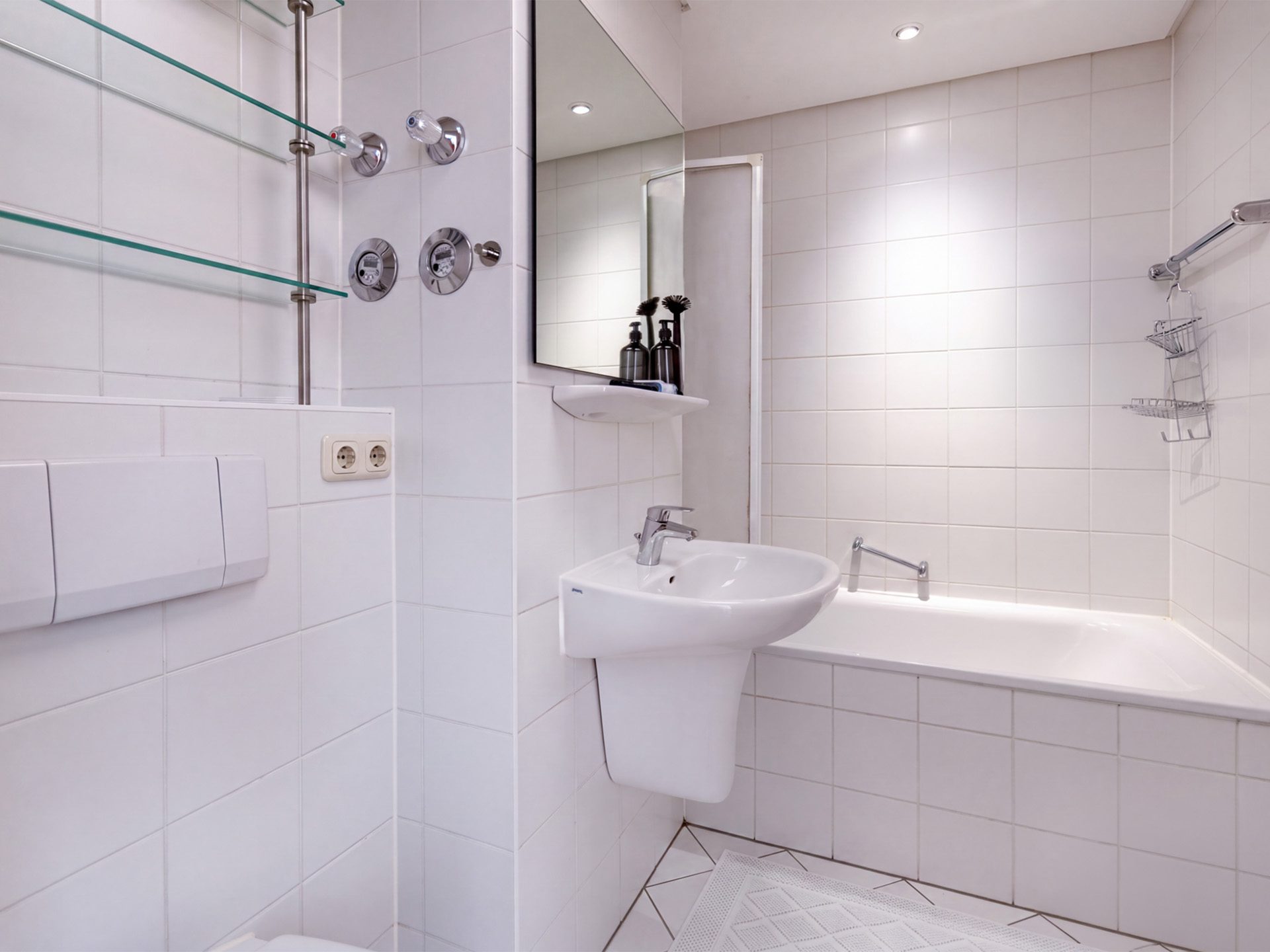 Veltrup Immobilien - Immobilienangebot - Greifenberg - Wohnen - MEHR ALS EIN ZIMMER - HELLE DACHGESCHOSSWOHNUNG MIT GALERIE & BALKON IM GRÜNEN