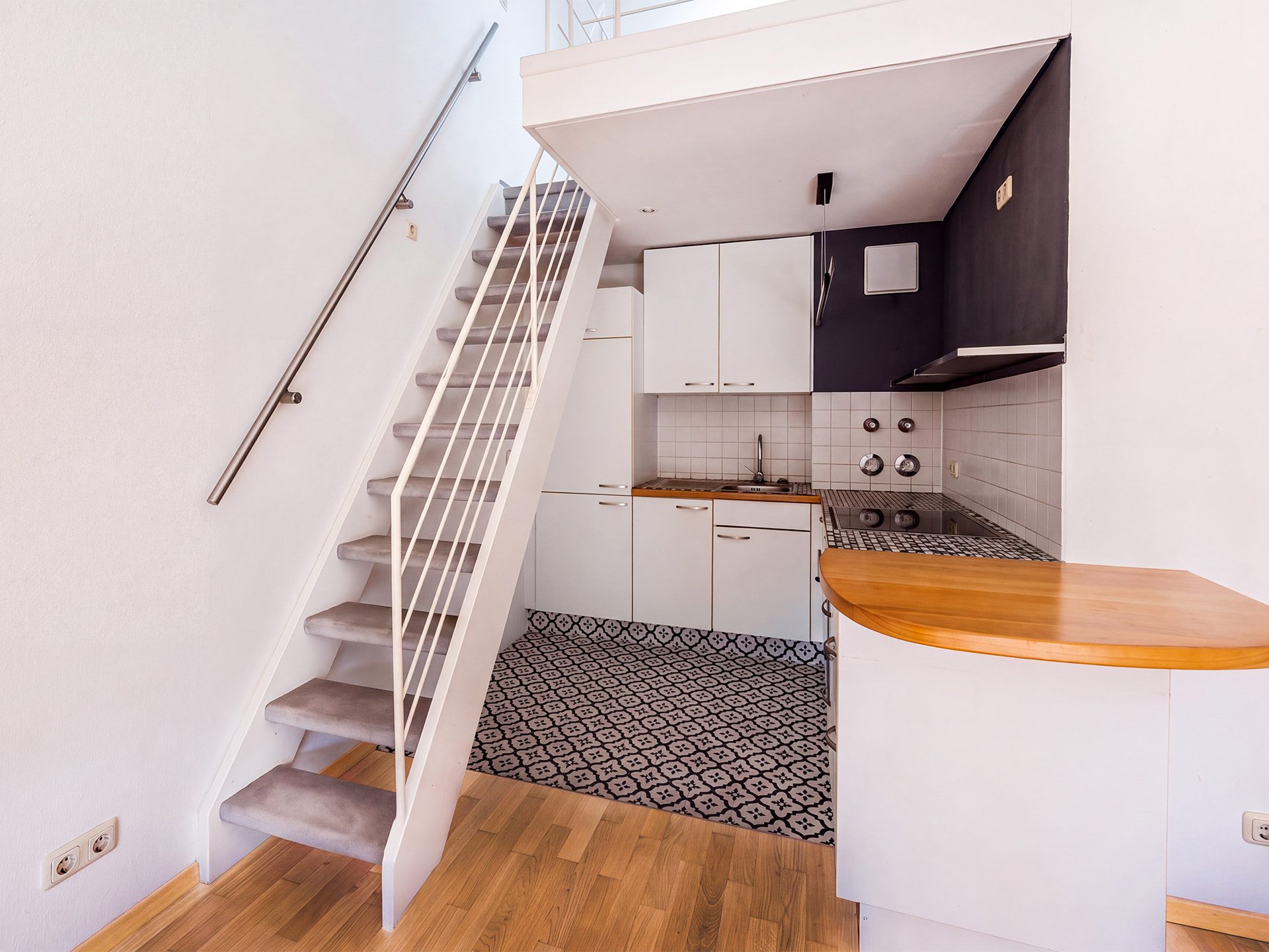 Veltrup Immobilien - Immobilienangebot - Greifenberg - Wohnen - MEHR ALS EIN ZIMMER - HELLE DACHGESCHOSSWOHNUNG MIT GALERIE & BALKON IM GRÜNEN