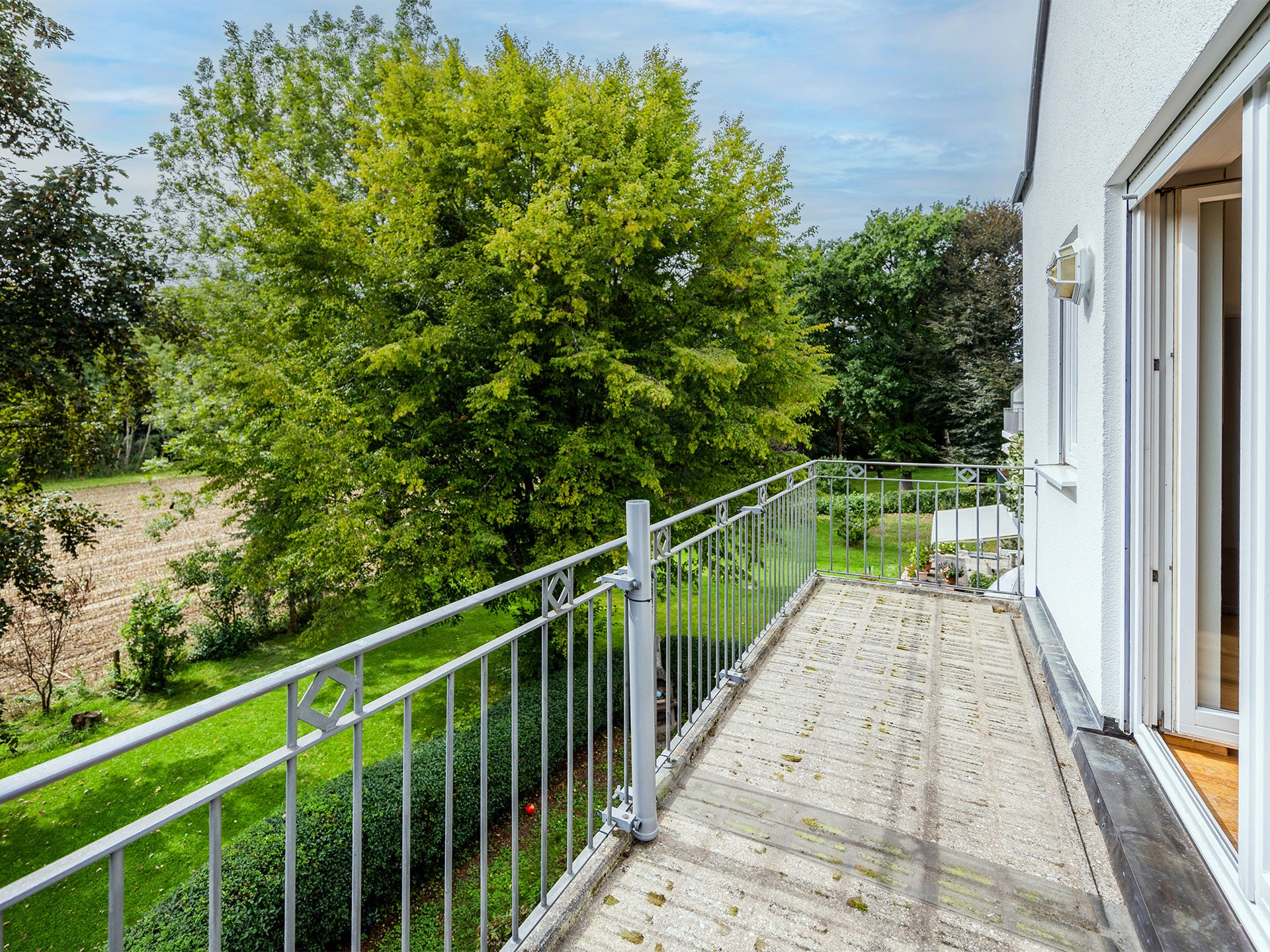 Veltrup Immobilien - Immobilienangebot - Greifenberg - Wohnen - MEHR ALS EIN ZIMMER - HELLE DACHGESCHOSSWOHNUNG MIT GALERIE & BALKON IM GRÜNEN