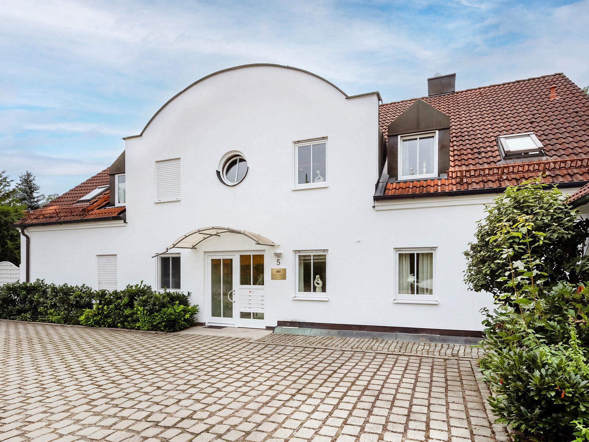 Veltrup Immobilien - Immobilienangebot - Greifenberg - Wohnen - MEHR ALS EIN ZIMMER - HELLE DACHGESCHOSSWOHNUNG MIT GALERIE & BALKON IM GRÜNEN