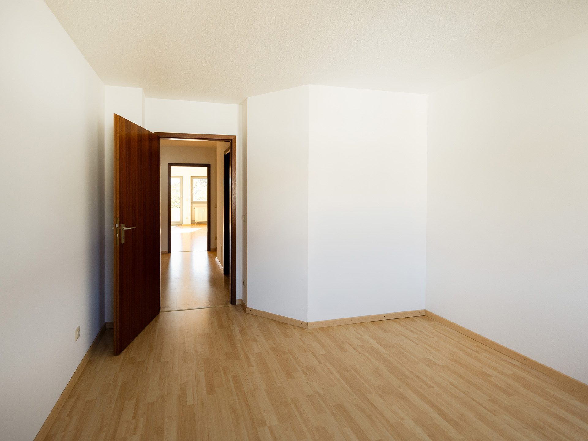Veltrup Immobilien - Immobilienangebot - Landsberg am Lech - Wohnen - FREI FÜR NEUE IDEEN: 2-ZIMMER WOHNUNG MIT BALKON AM ENGLISCHEN GARTEN