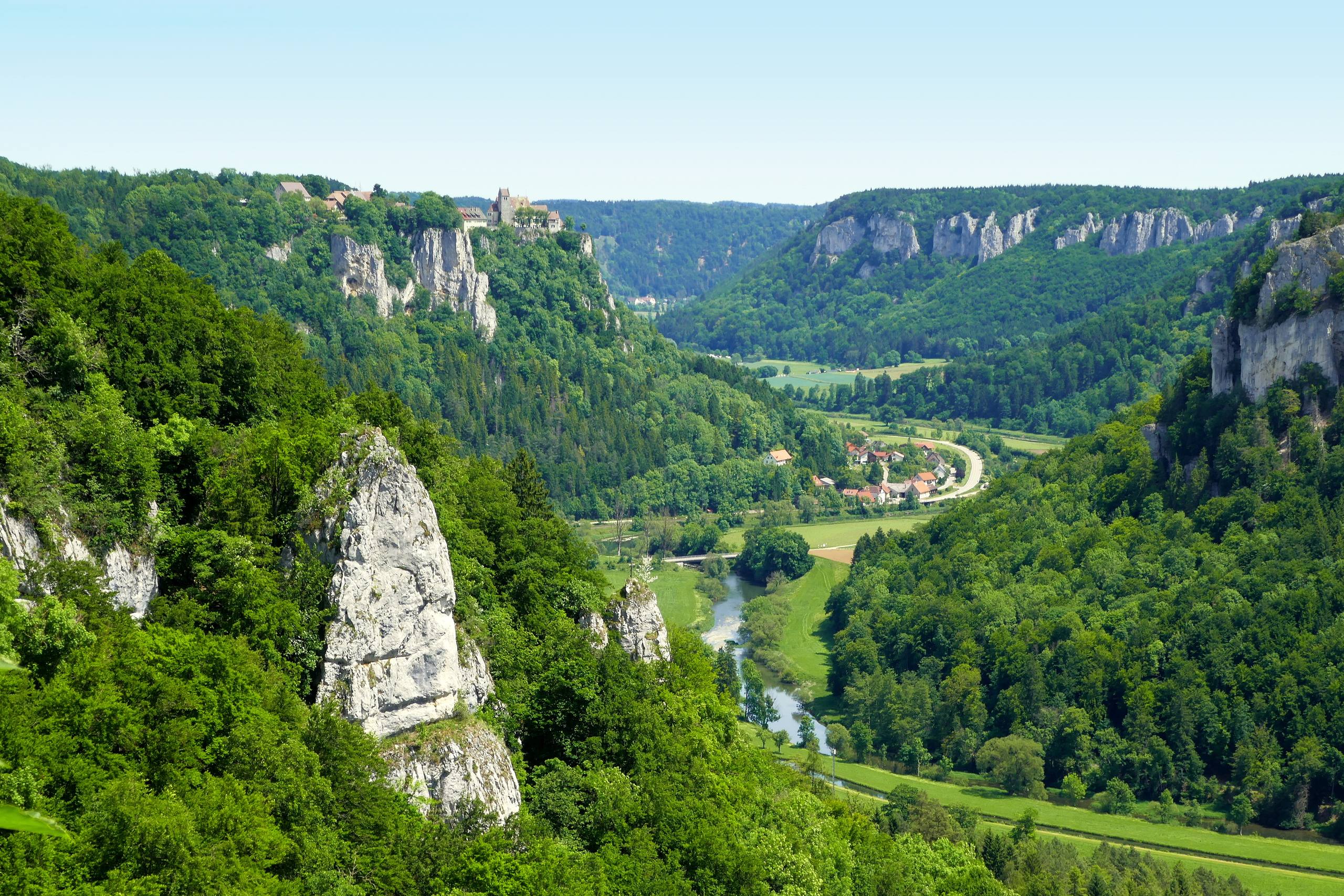Blick ins obere Donautal bei Beuron, Felsen und Flusslauf im Sommer Blick ins obere Donautal bei Beuron, Felsen und Flusslauf im Sommer