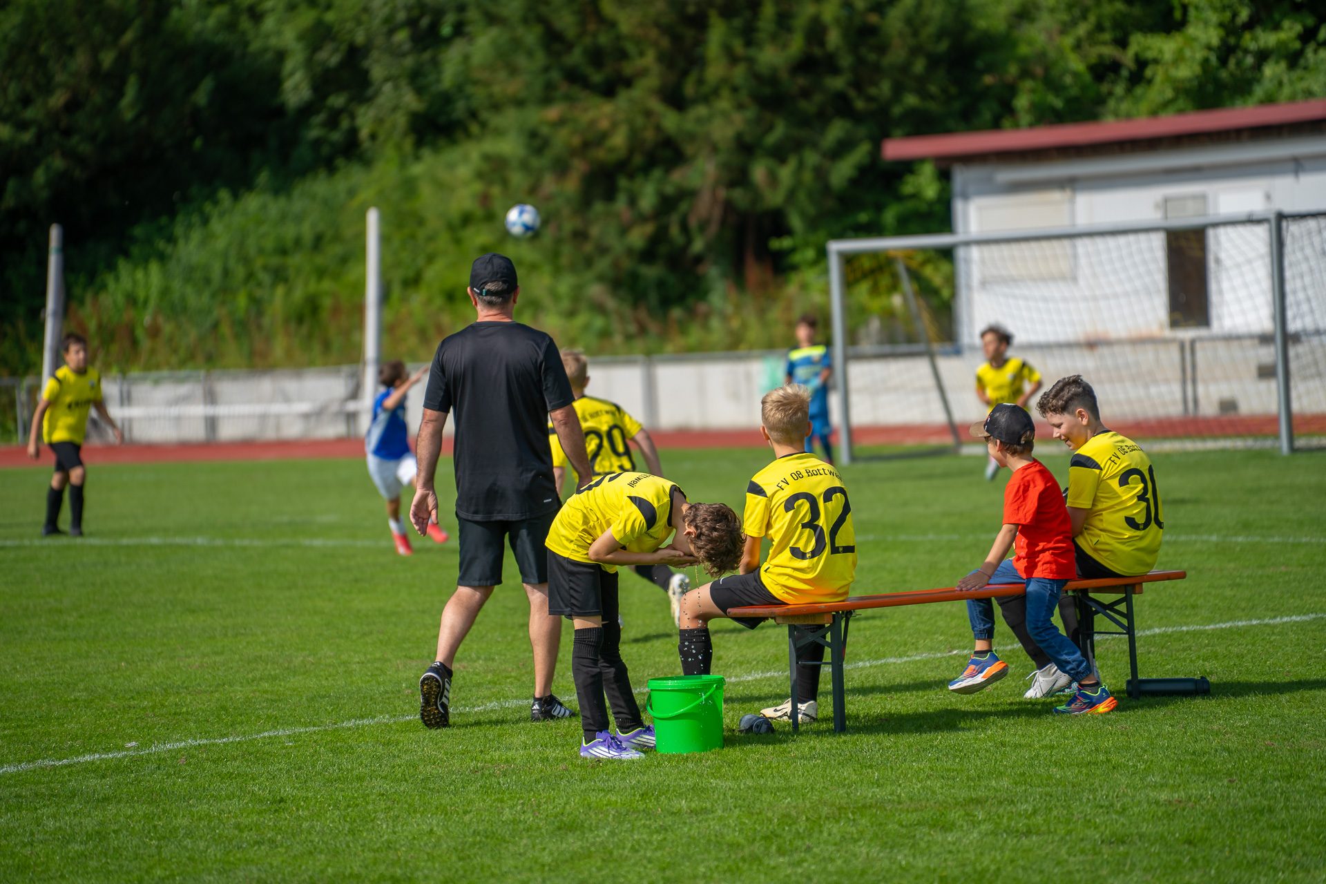 A7302422 Spieler erfrischt sich mit Wasser aus einem Eimer am Spielfeldrand