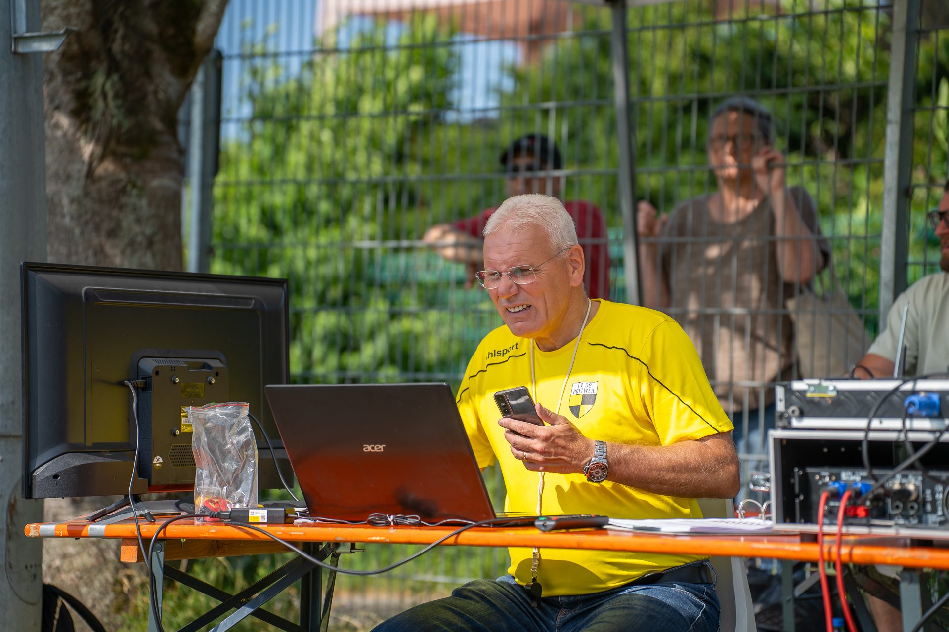 A7302462 Stadionsprecher bei der Arbeit