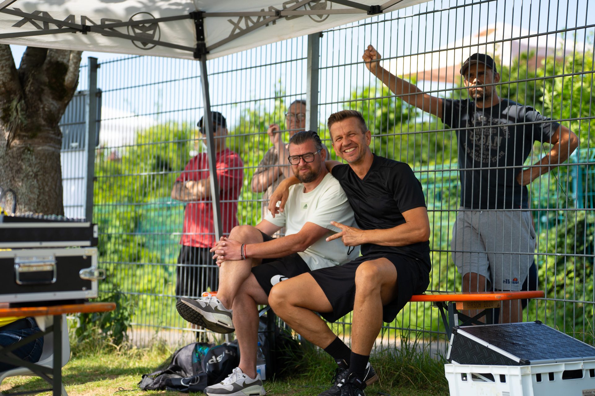 A7302463 2 Männer sitzen lachend auf einer Bank