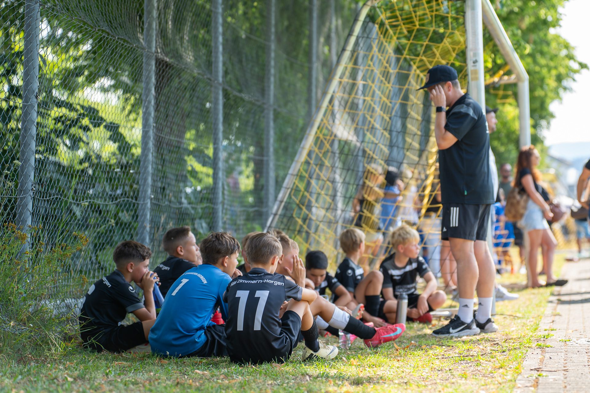 A7302465 Mannschaftsbesprechung am Spielfeldrand