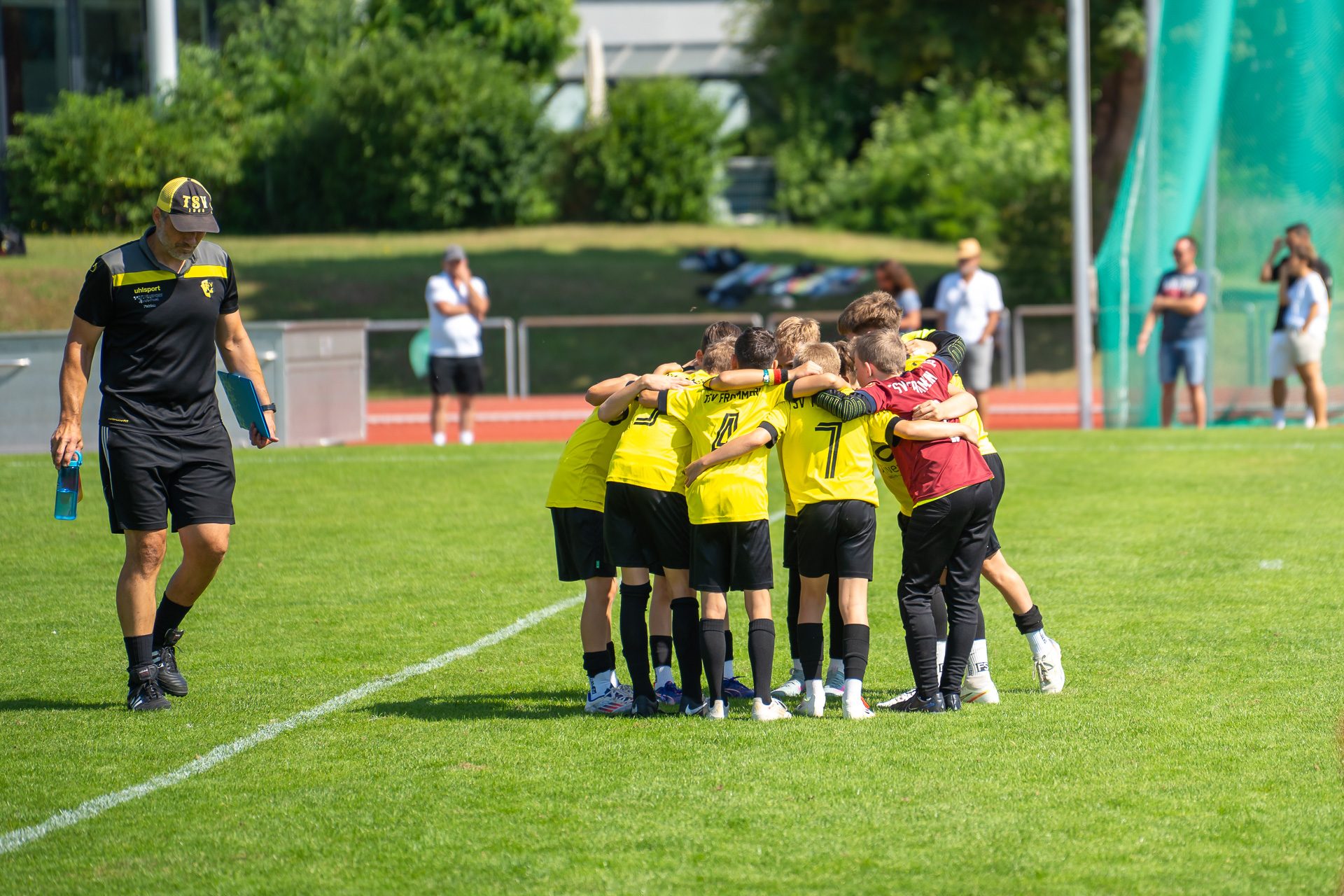 A7302512 Team stimmt sich im Kreis auf das nächste Spiel ein