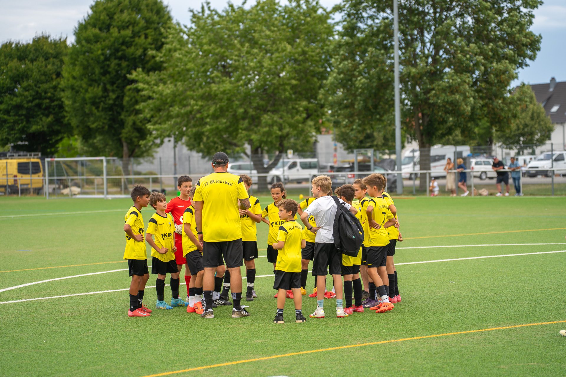 A7302776 Mannschaft stimmt sich mit Trainer aufs Spiel ein