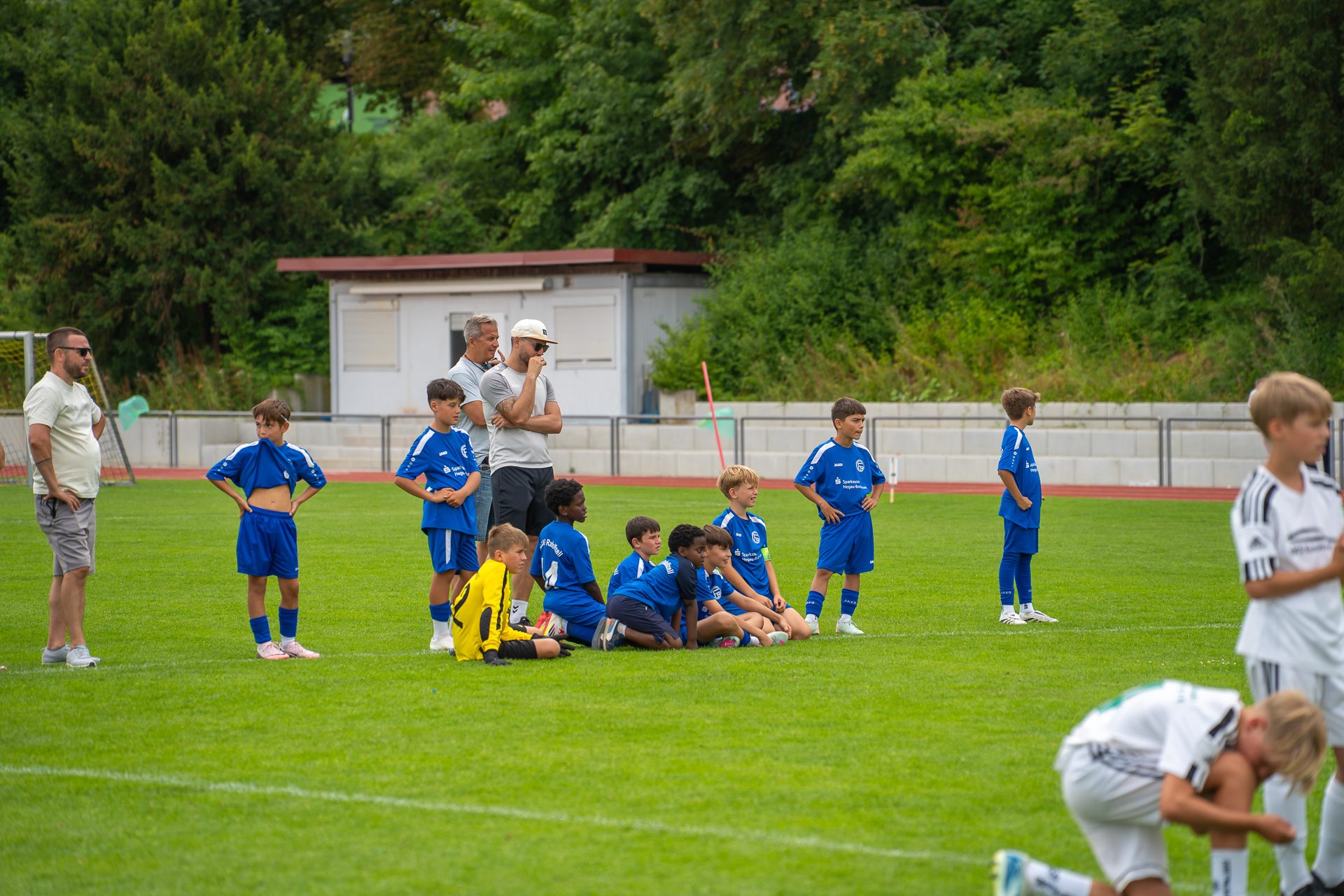 A7302850 Mannschaft und Trainer auf dem Spielfeld