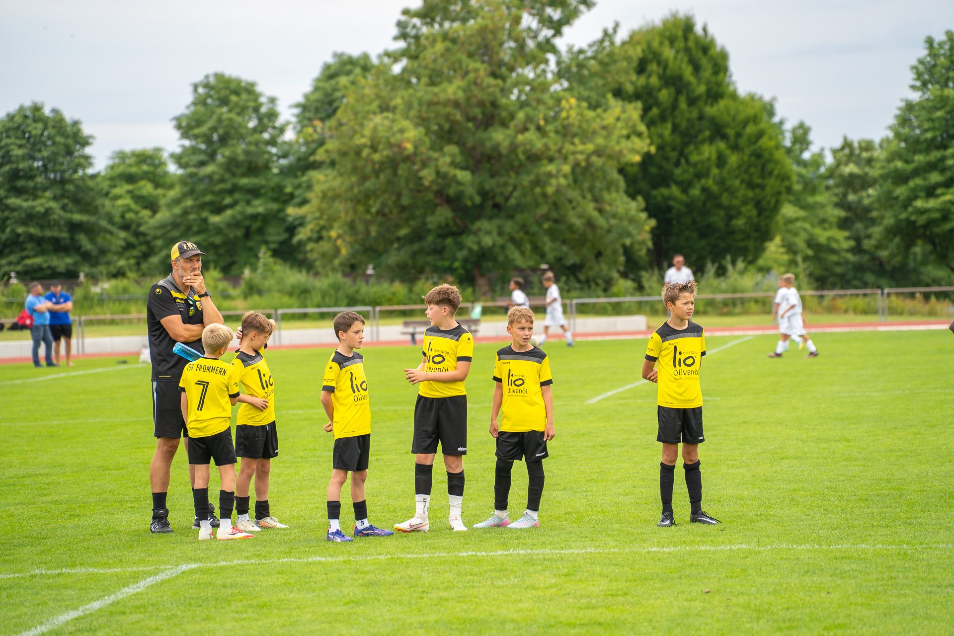 A7302851 Mannschaft steht mit Trainer auf dem Platz