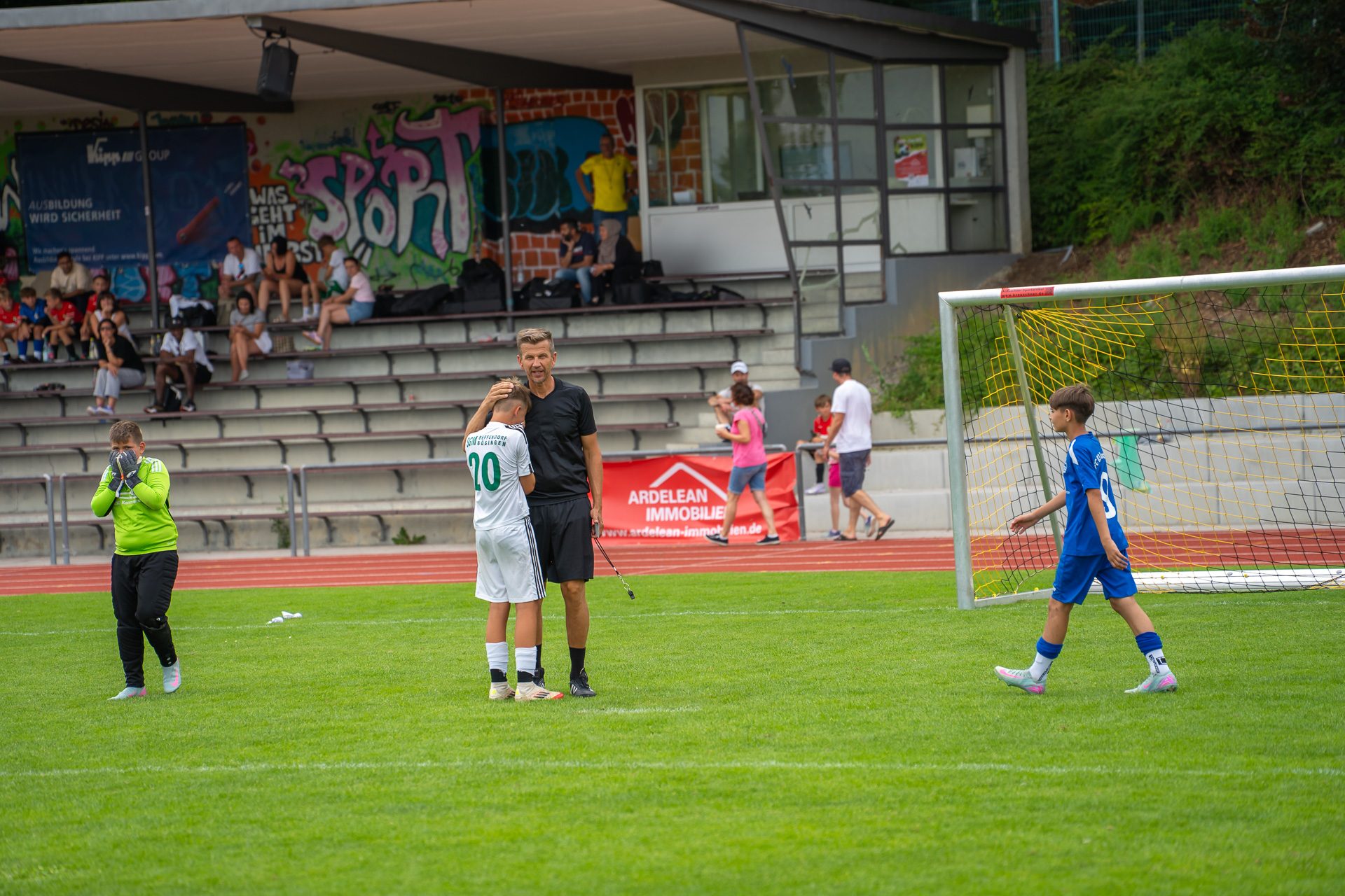 A7302865 Spieler wird vom Schiedsrichter getröstet