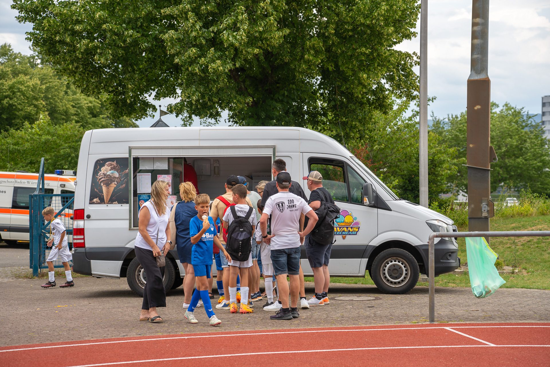 A7302869 Mobilier Eisverkauf beim Kipp Cup