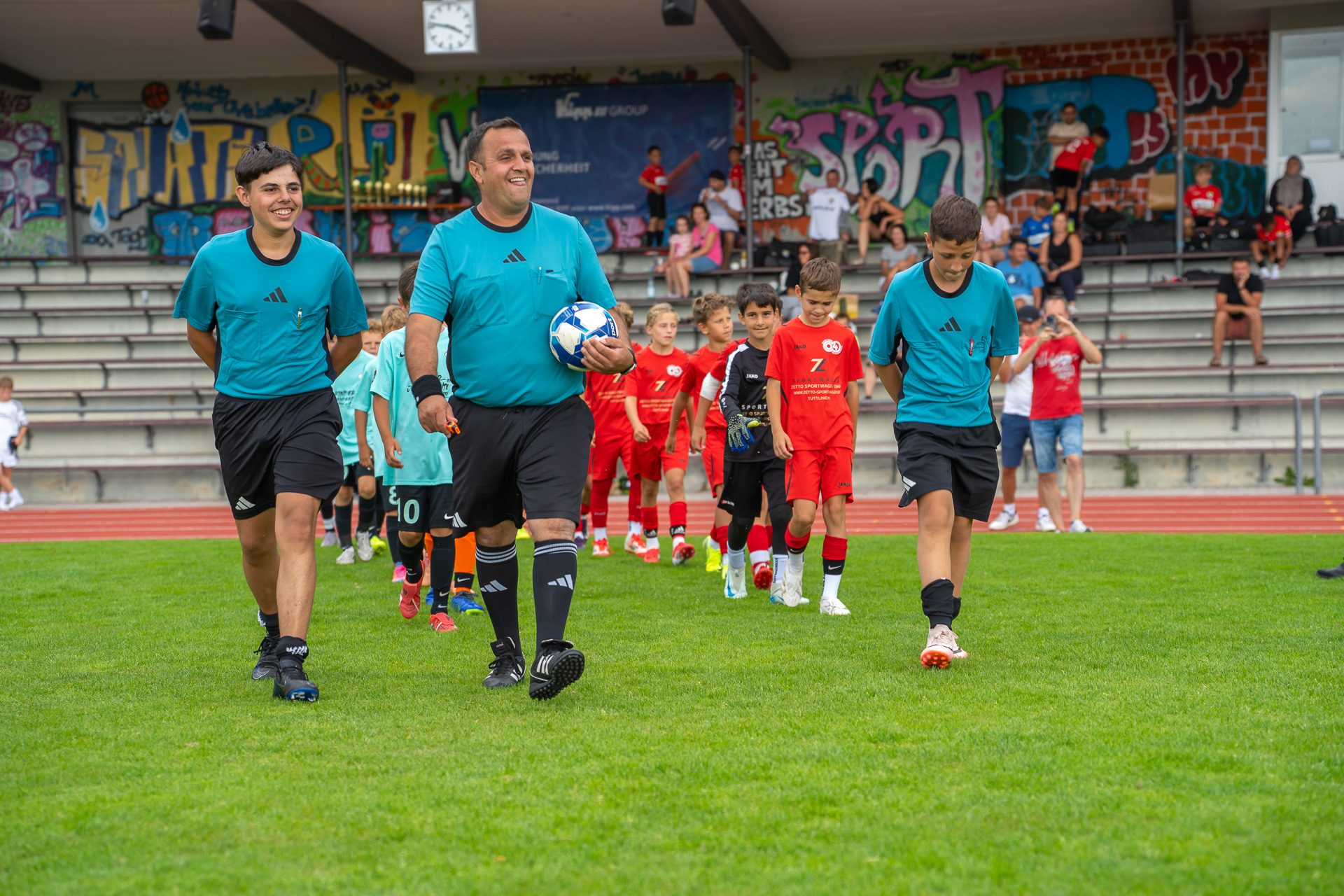 A7302879 Final Einlauf. Scheidsrichter hat den Ball inn der Hand