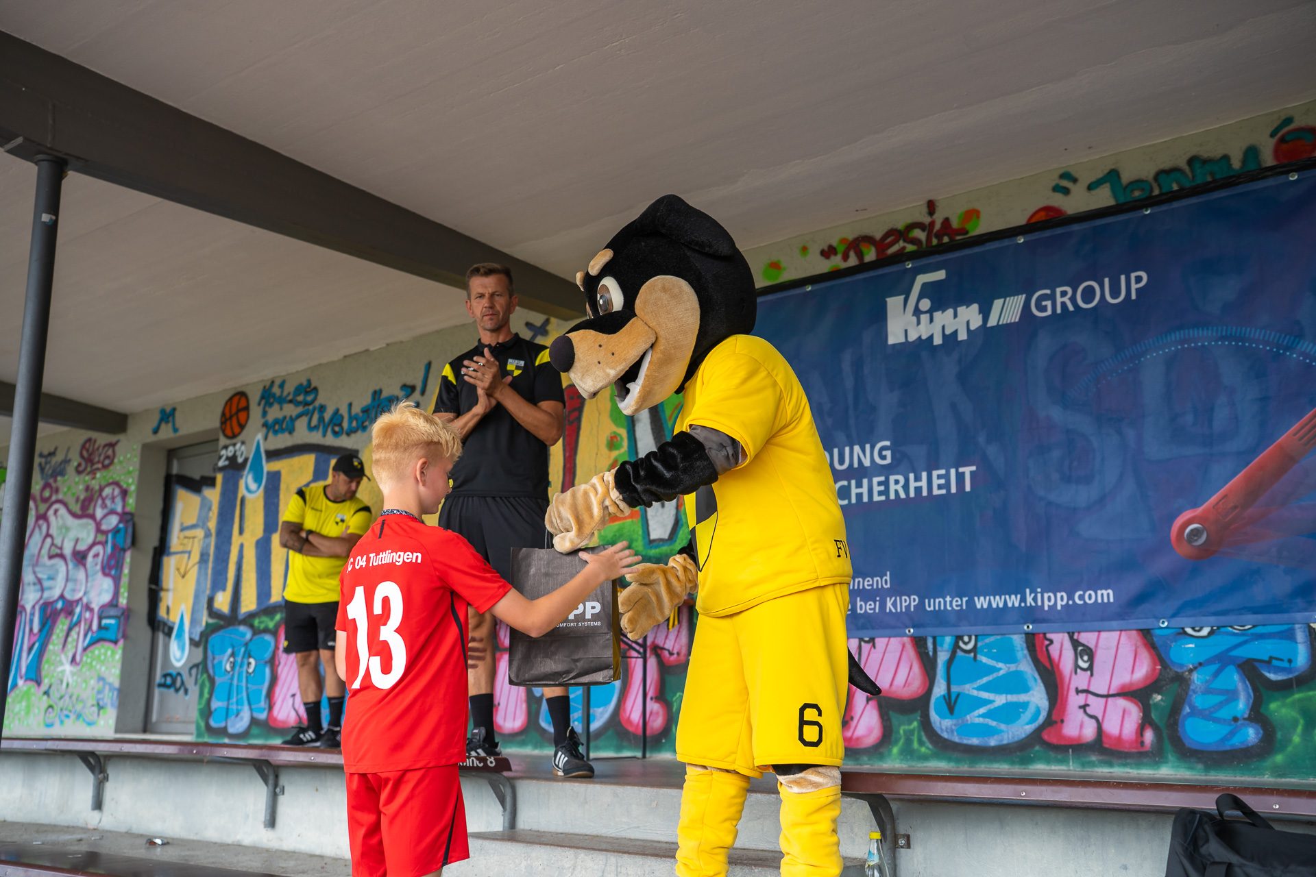 A7302916 Spieler schüttelt Mascotchen die Hand