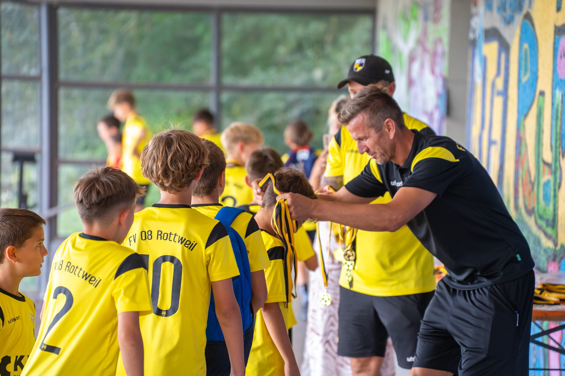 A7302935 Medallie wird einem Jugendspieler umgehängt