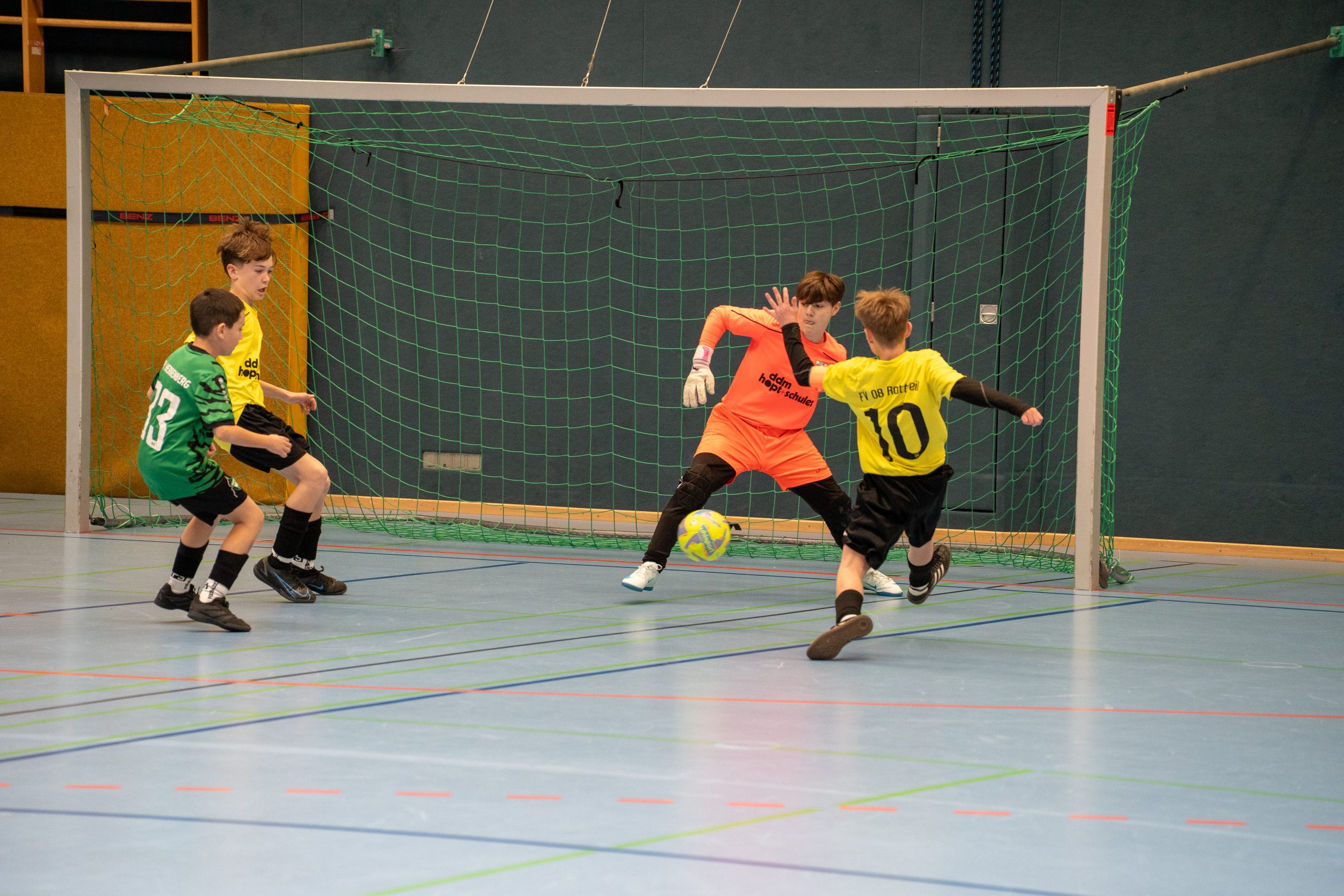 A7307219 Spieler schießt aufs Tor Torwart hält den Ball