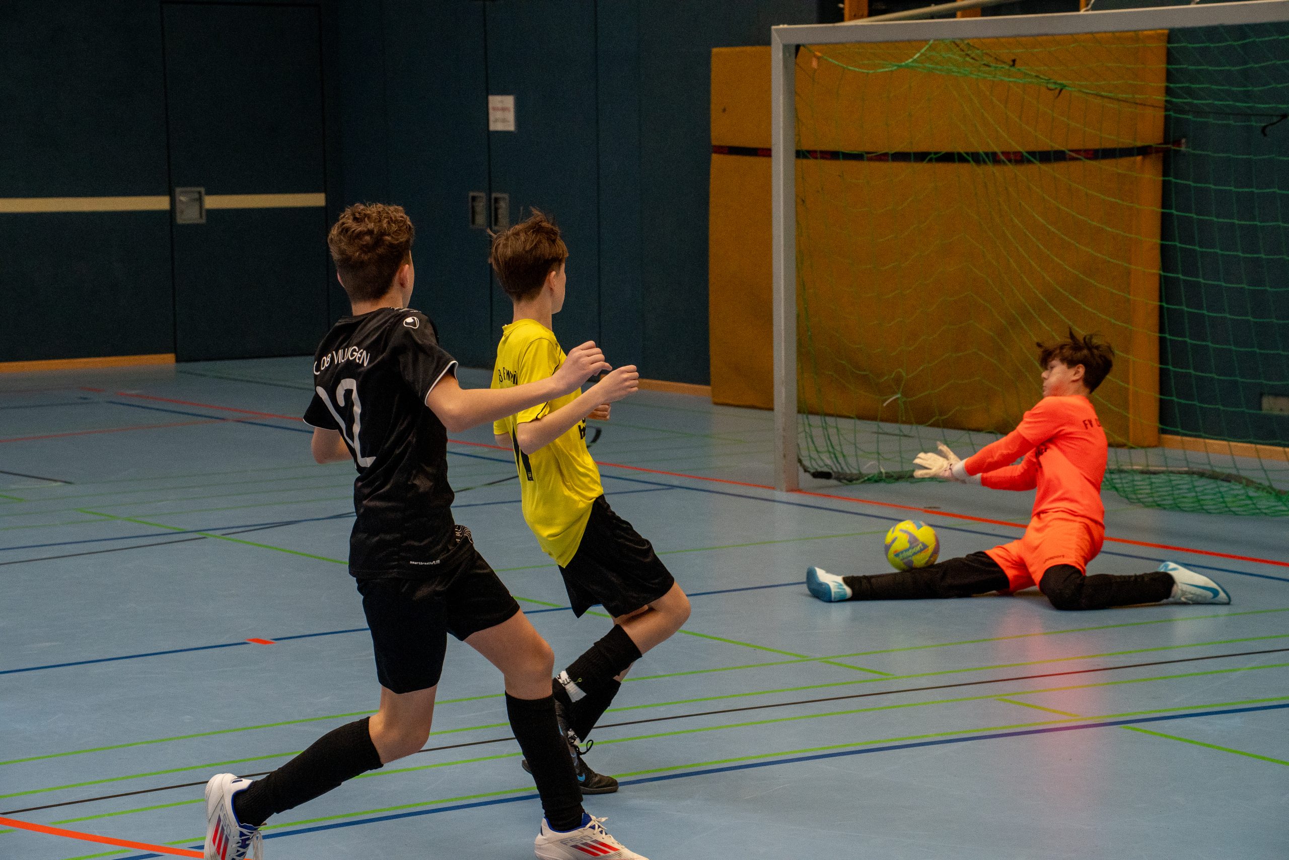 A7307378 Torwart hechtet nach dem Ball nach Torschuß