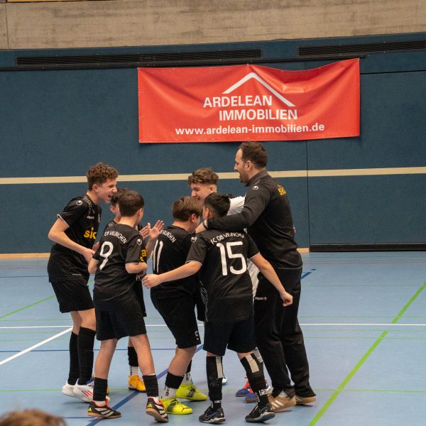 Spieler freuen sich im Kreis