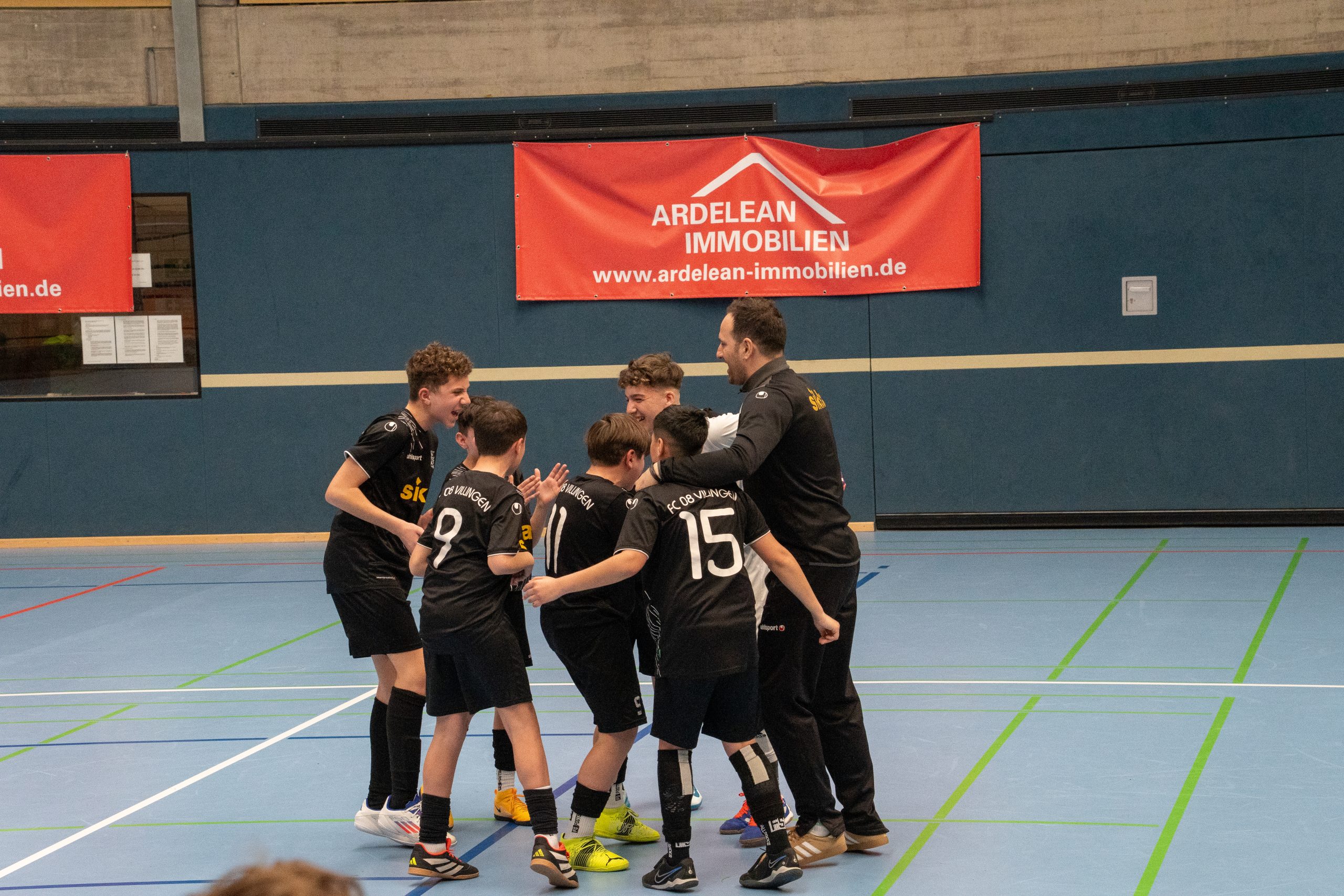 Spieler freuen sich im Kreis