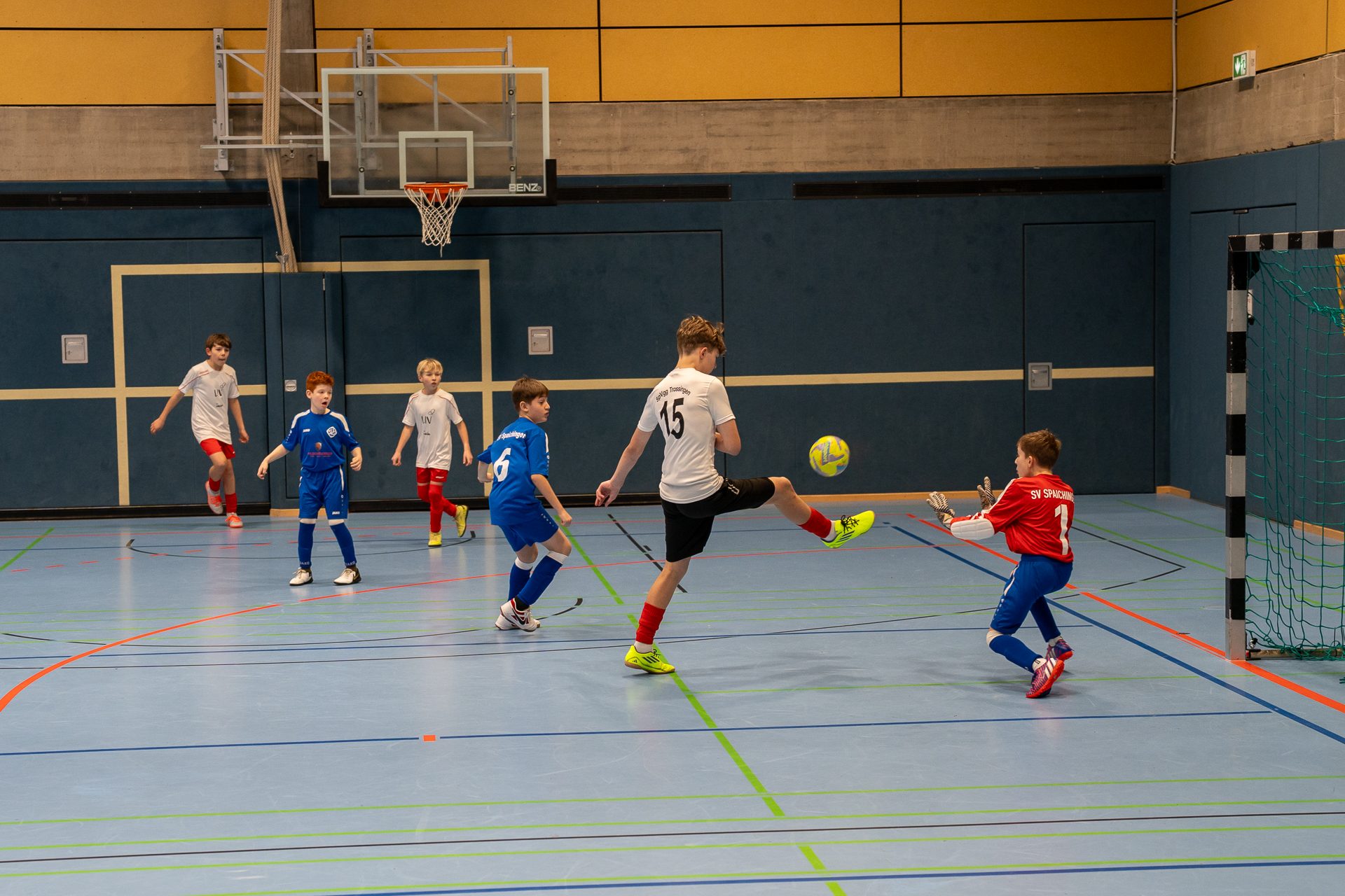 B7302231 Spieler schießt aufs Tor