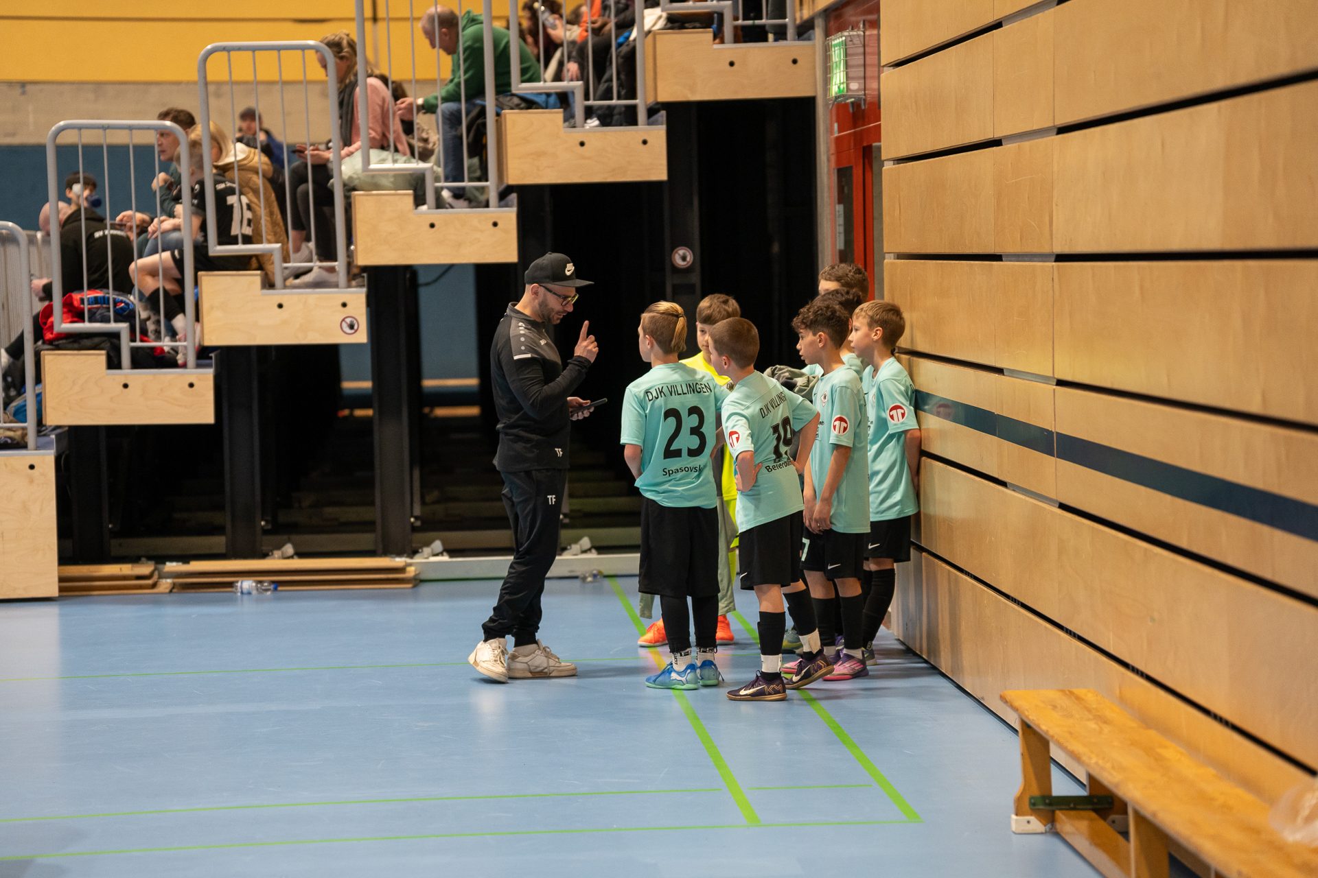B7302304 Trainer stimmt Mannschaft für das nächste Spiel ein