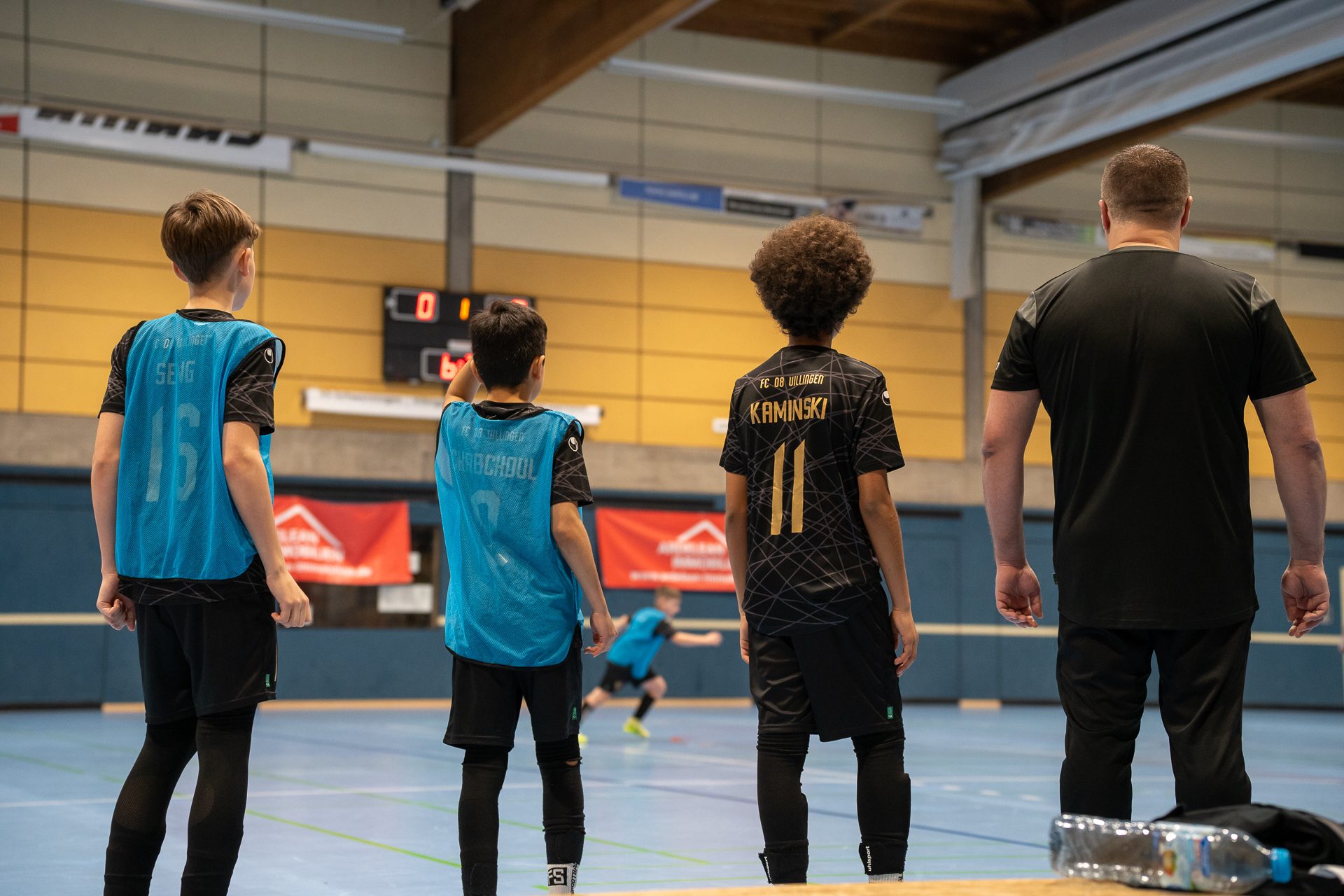B7302367 Teamkollegen schauen dem Fussballspiel von der Ersatzbank zu