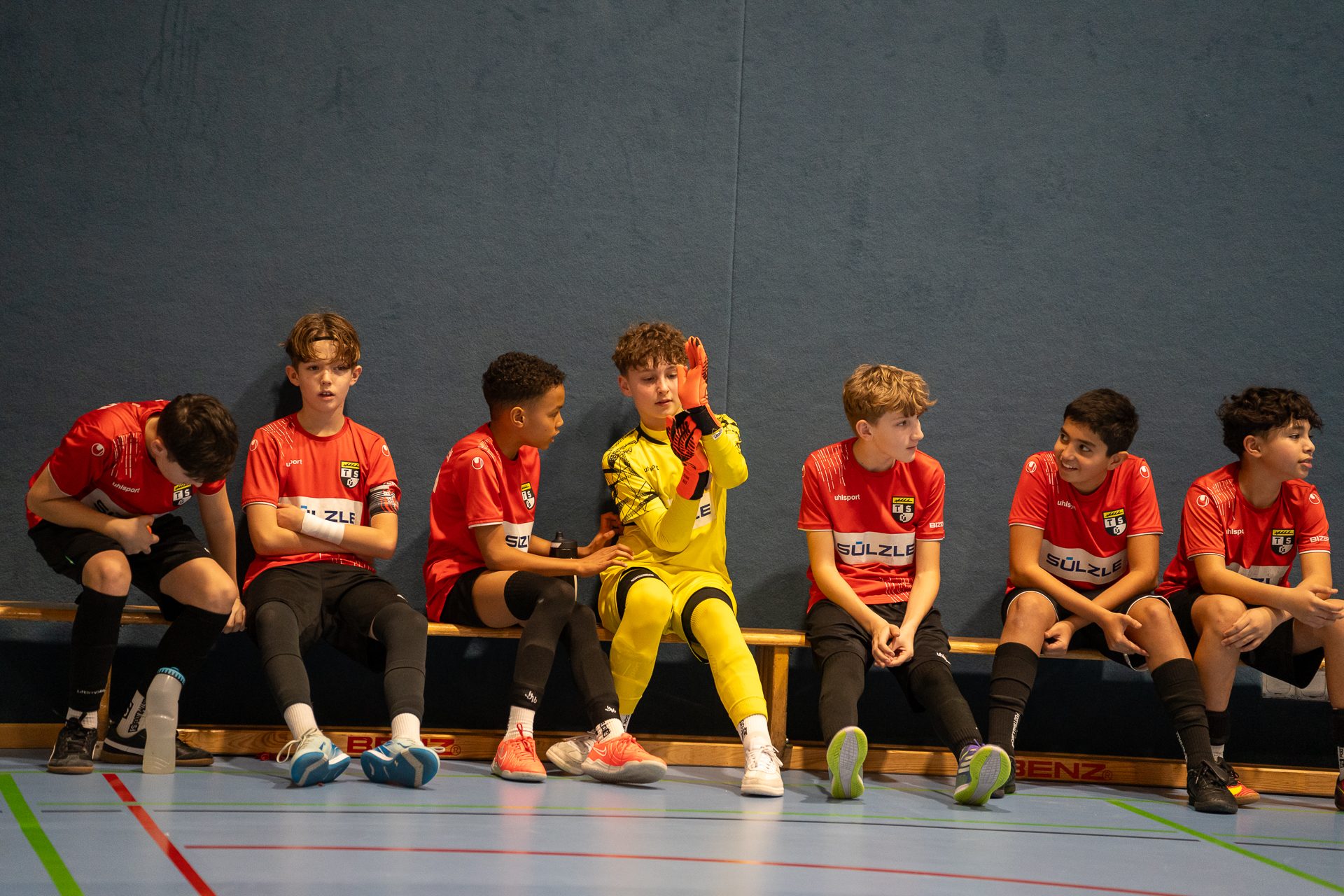 B7302368 Mannschaft sitzt auf der Bank beim Ardelean Cup