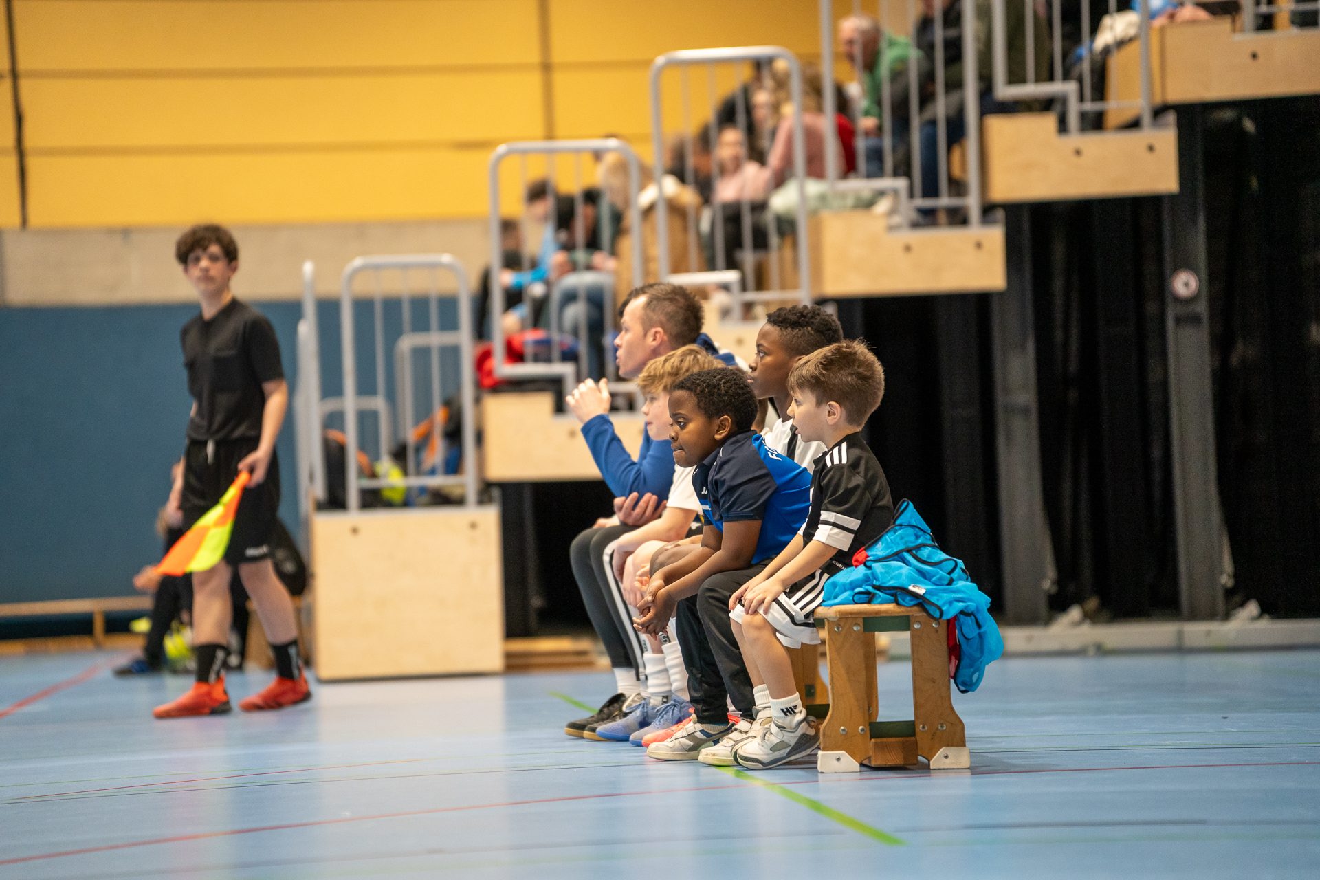 B7302408 Mannschaft auf der Ersatzbank beim Ardelean Cup
