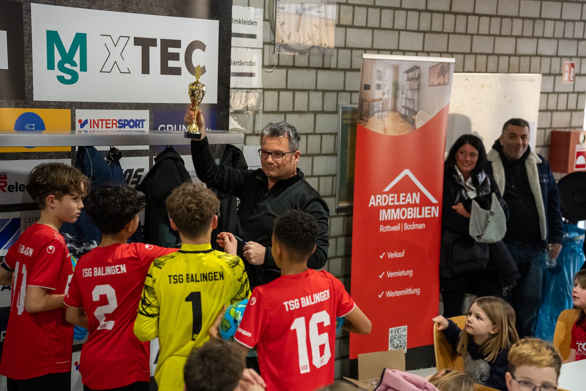 B7302467 Pokalübergabe beim Ardelean Cup