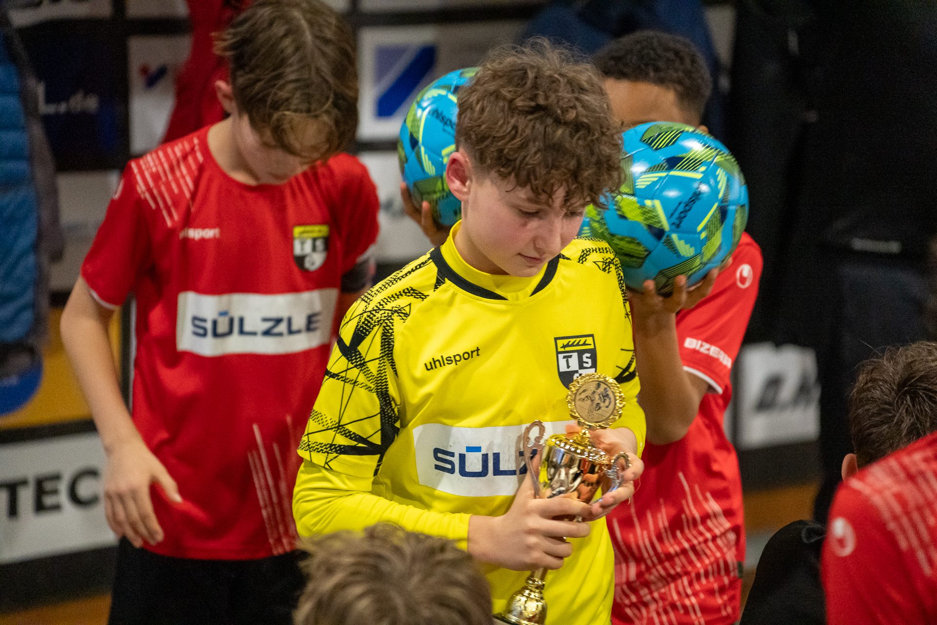 B7302472 Spieler mit Pokal beim Ardelean Cup