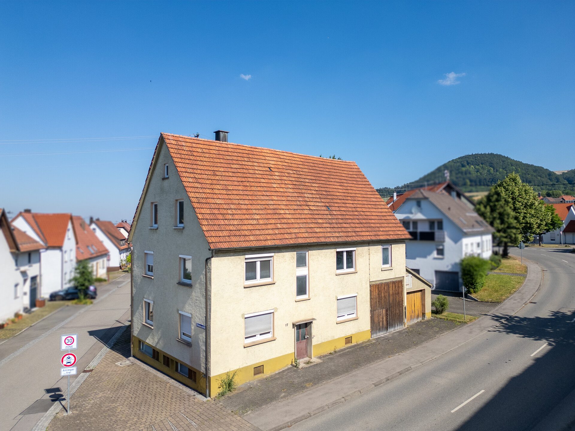 Immobilienangebot - Dürbheim - Häuser - Rohdiamant in zentraler Lage – Einfamilienhaus mit Ökonomieteil sucht handwerkliches Geschick