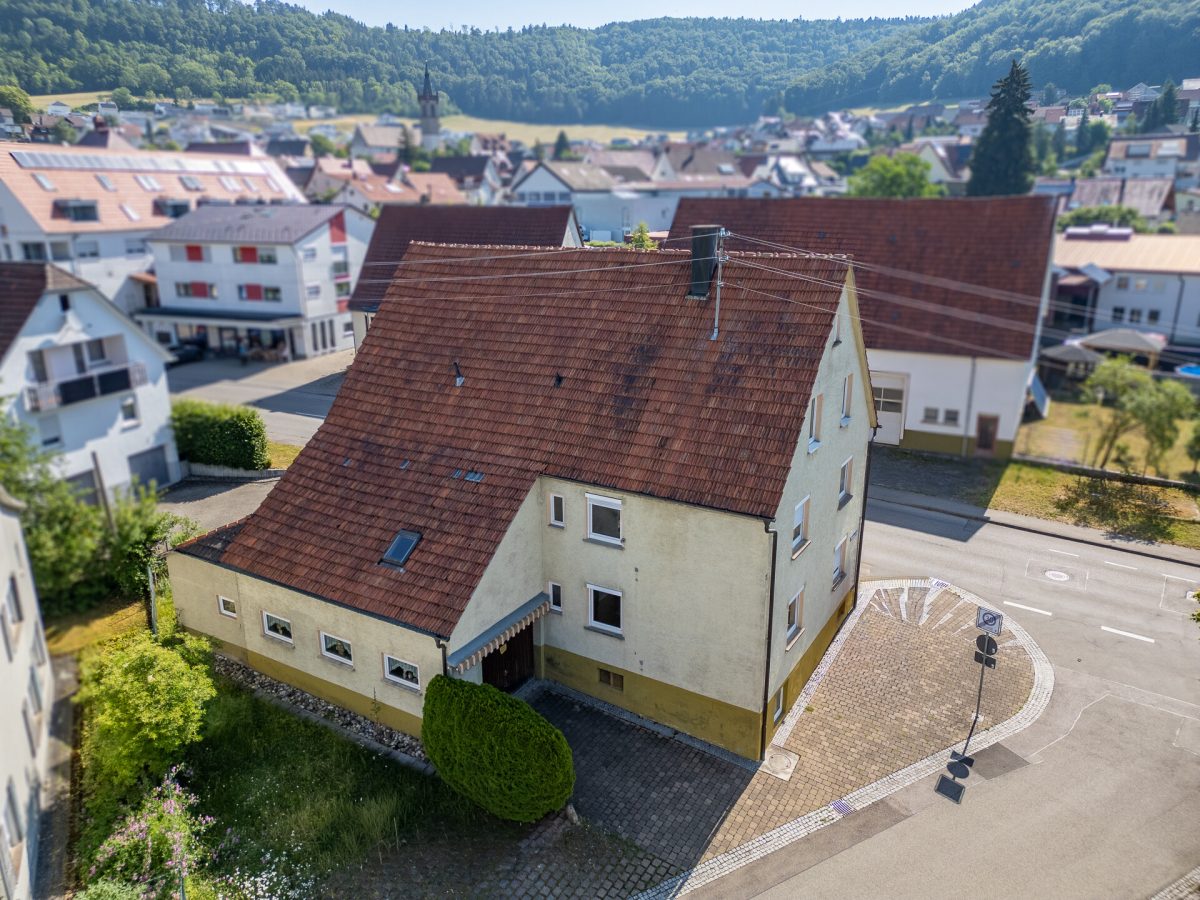 Immobilienangebot - Dürbheim - Häuser - Rohdiamant in zentraler Lage – Einfamilienhaus mit Ökonomieteil sucht handwerkliches Geschick