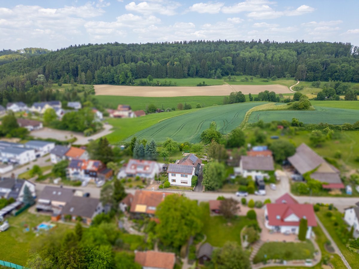 Immobilienangebot - Stockach / Hoppetenzell - Häuser - Viel Platz zum Ankommen – Einfamilienhaus mit separater Wohnung in Hoppetenzell