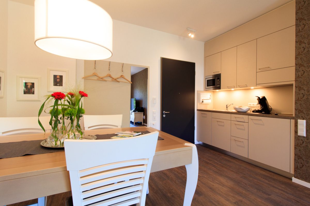 Immobilienangebot - Sankt Georgen im Schwarzwald - Wohnungen - Betreutes Wohnen ab 60 Jahren: Möblierte, barrierefreie 2‑Zimmer-Wohnung miti Balkon und Einbauküche