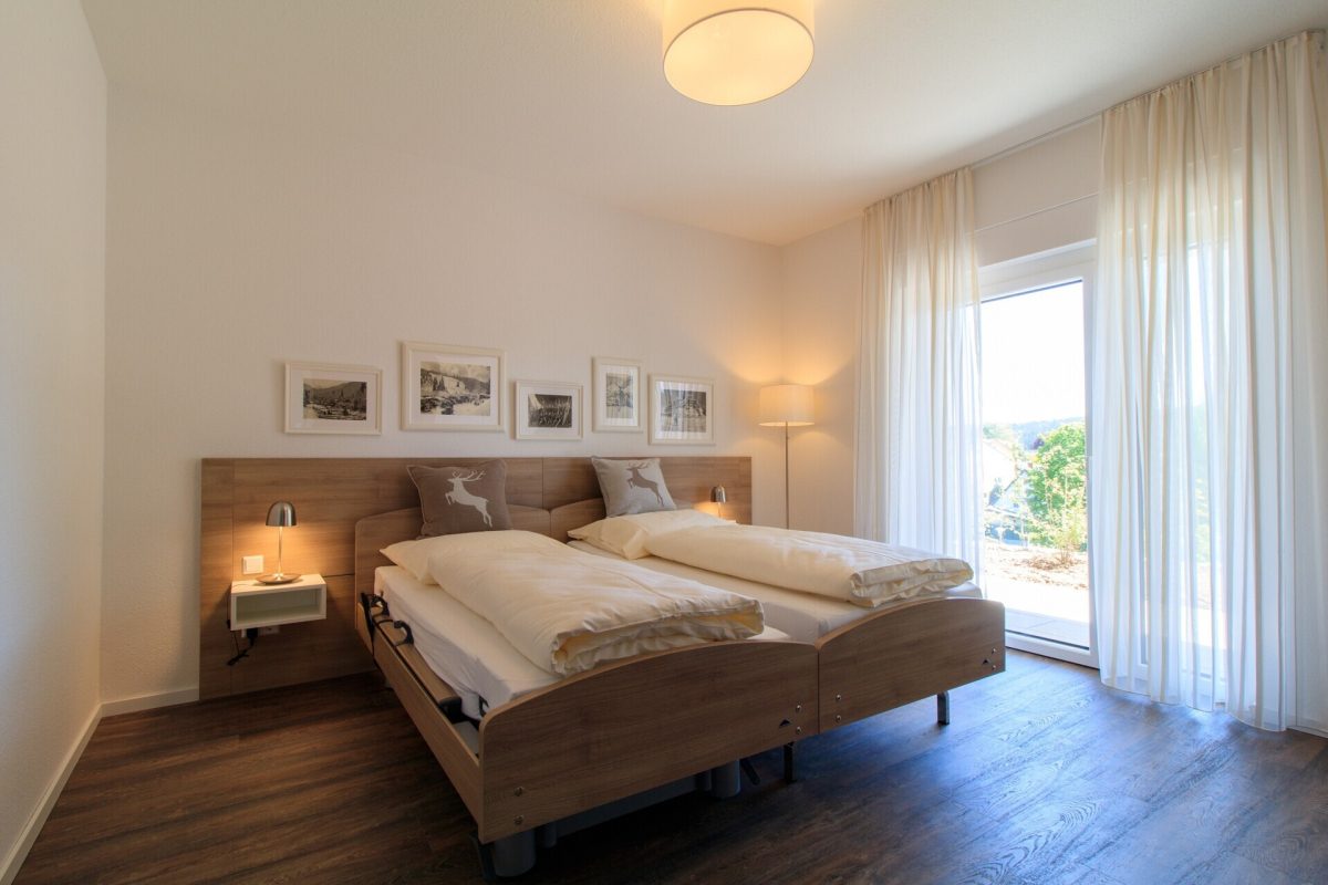Immobilienangebot - Sankt Georgen im Schwarzwald - Wohnungen - Betreutes Wohnen ab 60 Jahren: Möblierte, barrierefreie 2‑Zimmer-Wohnung miti Balkon und Einbauküche