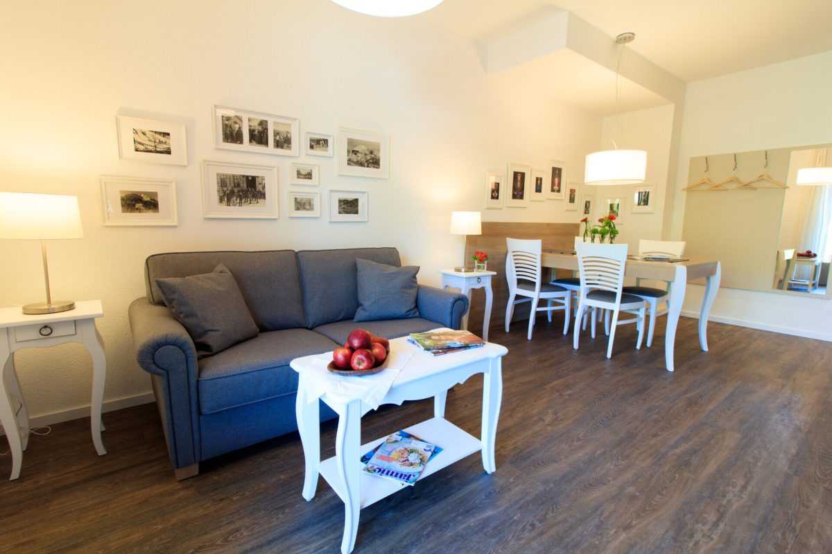Immobilienangebot - Sankt Georgen im Schwarzwald - Wohnungen - Betreutes Wohnen ab 60 Jahren: Möblierte, barrierefreie 2‑Zimmer-Wohnung miti Balkon und Einbauküche