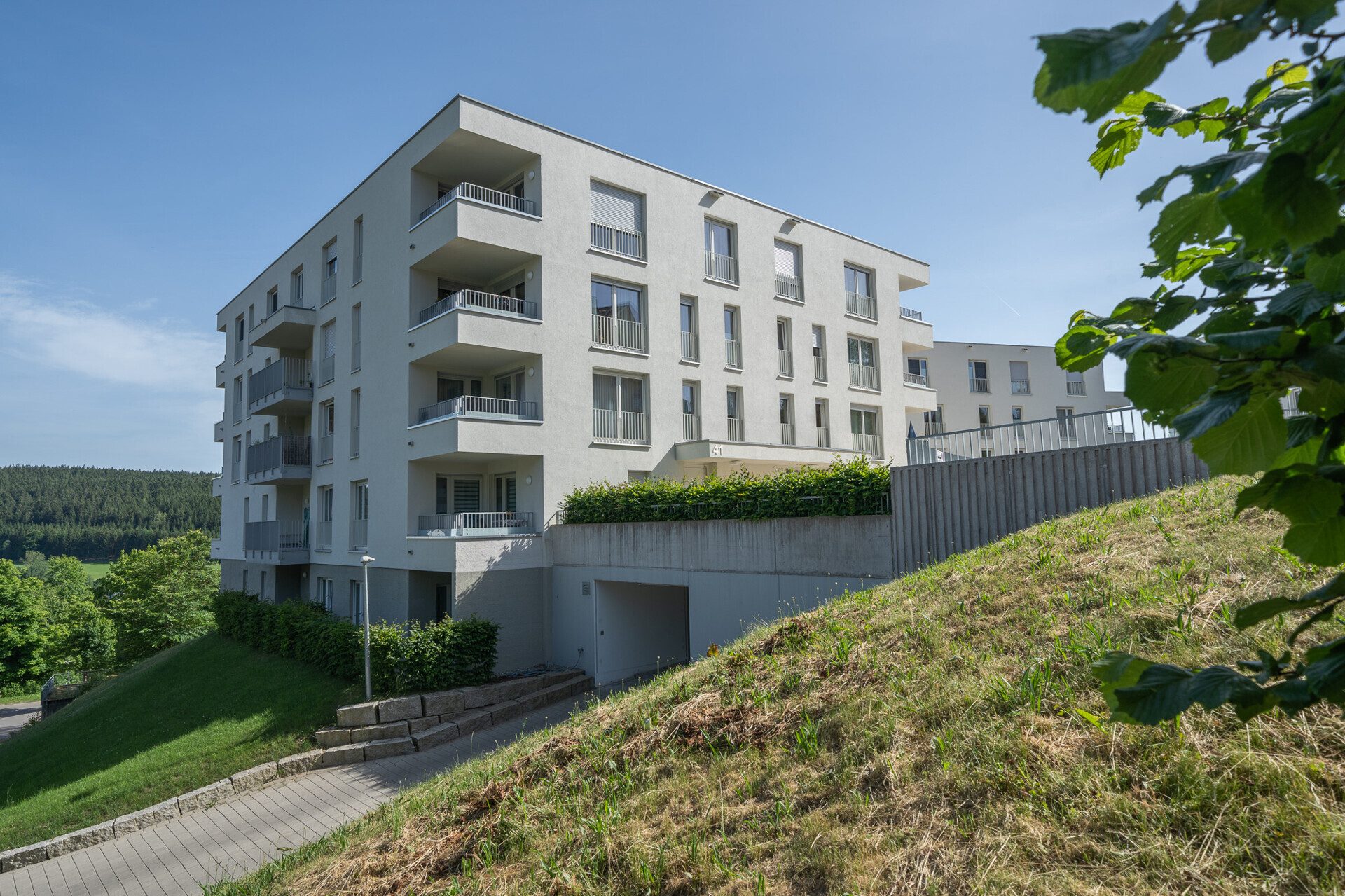 Immobilienangebot - Sankt Georgen im Schwarzwald - Wohnungen - Betreutes Wohnen ab 75 Jahren oder Pflegegrad: Barrierefreie 2‑Zimmer-Wohnung mit Balkon und Einbauküche