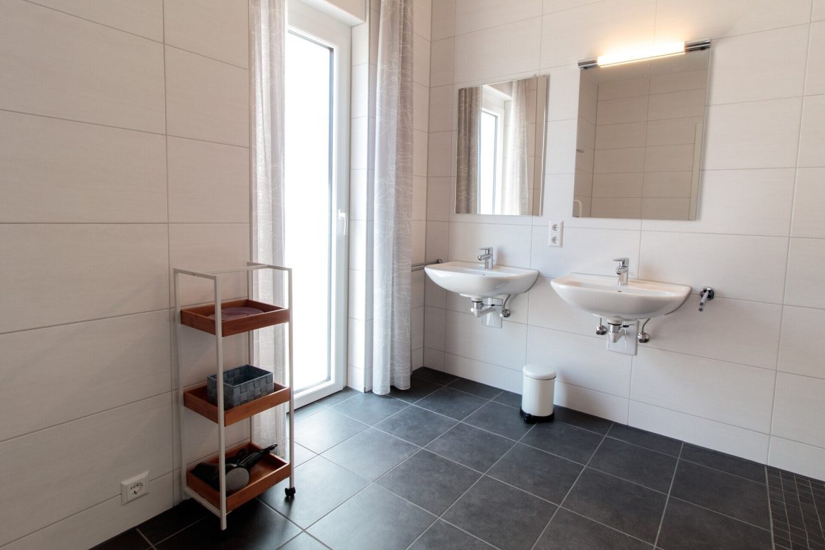 Immobilienangebot - Sankt Georgen im Schwarzwald - Wohnungen - Betreutes Wohnen ab 60 Jahren: Barrierefreie 2‑Zimmer-Wohnung mit Balkon und Einbauküche