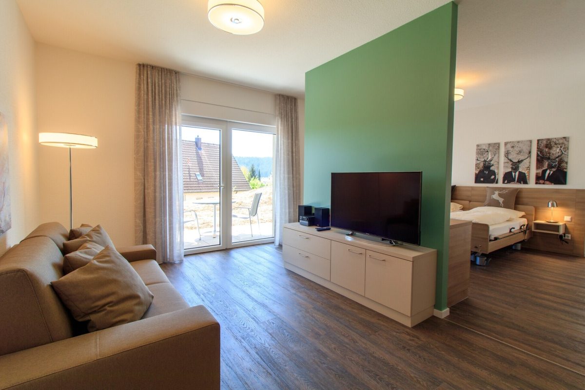 Immobilienangebot - Sankt Georgen im Schwarzwald - Wohnungen - Betreutes Wohnen ab 60 Jahren: Barrierefreie 2‑Zimmer-Wohnung mit Balkon und Einbauküche