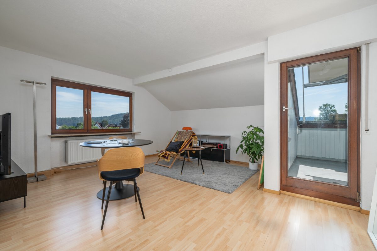 Immobilienangebot - Tuttlingen - Wohnungen - Mehr Freiraum als erwartet: helle Dachgeschosswohnung mit Balkon und Carport